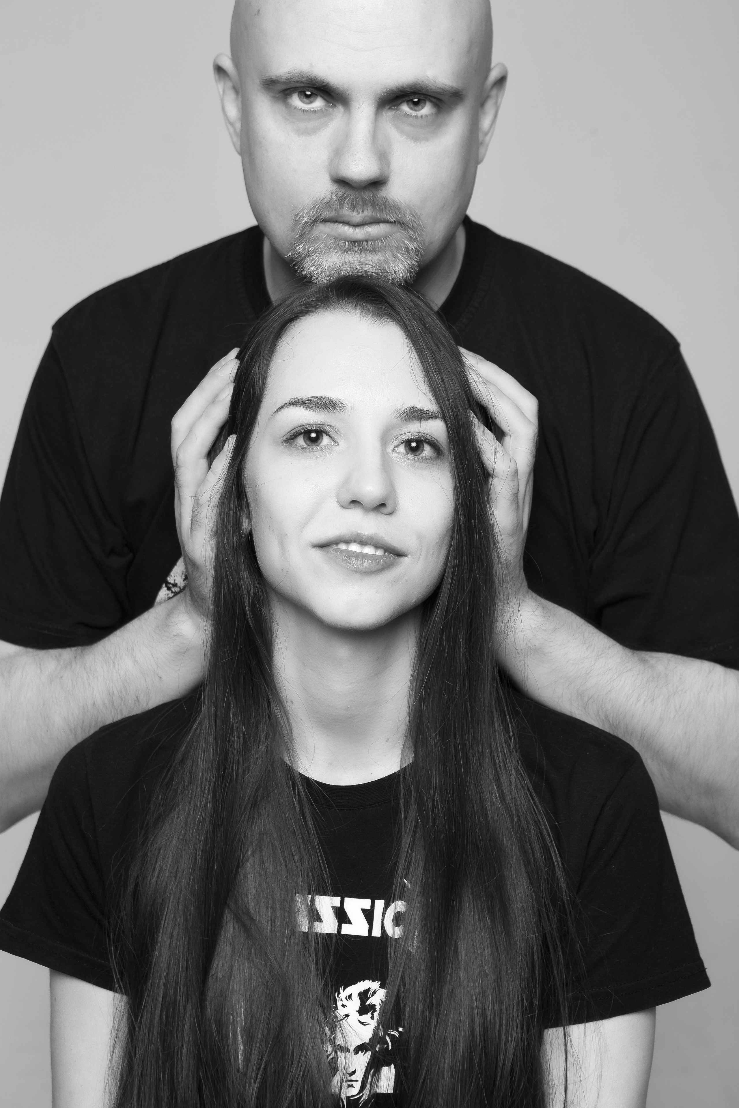 Фотосессия в студии для пары, черно-белая фотография, белый фон, чб, профессиональная фотосессия, студиная фотосессия, фотограф в москве, лавстори, семеная фотосессия, минимализм.