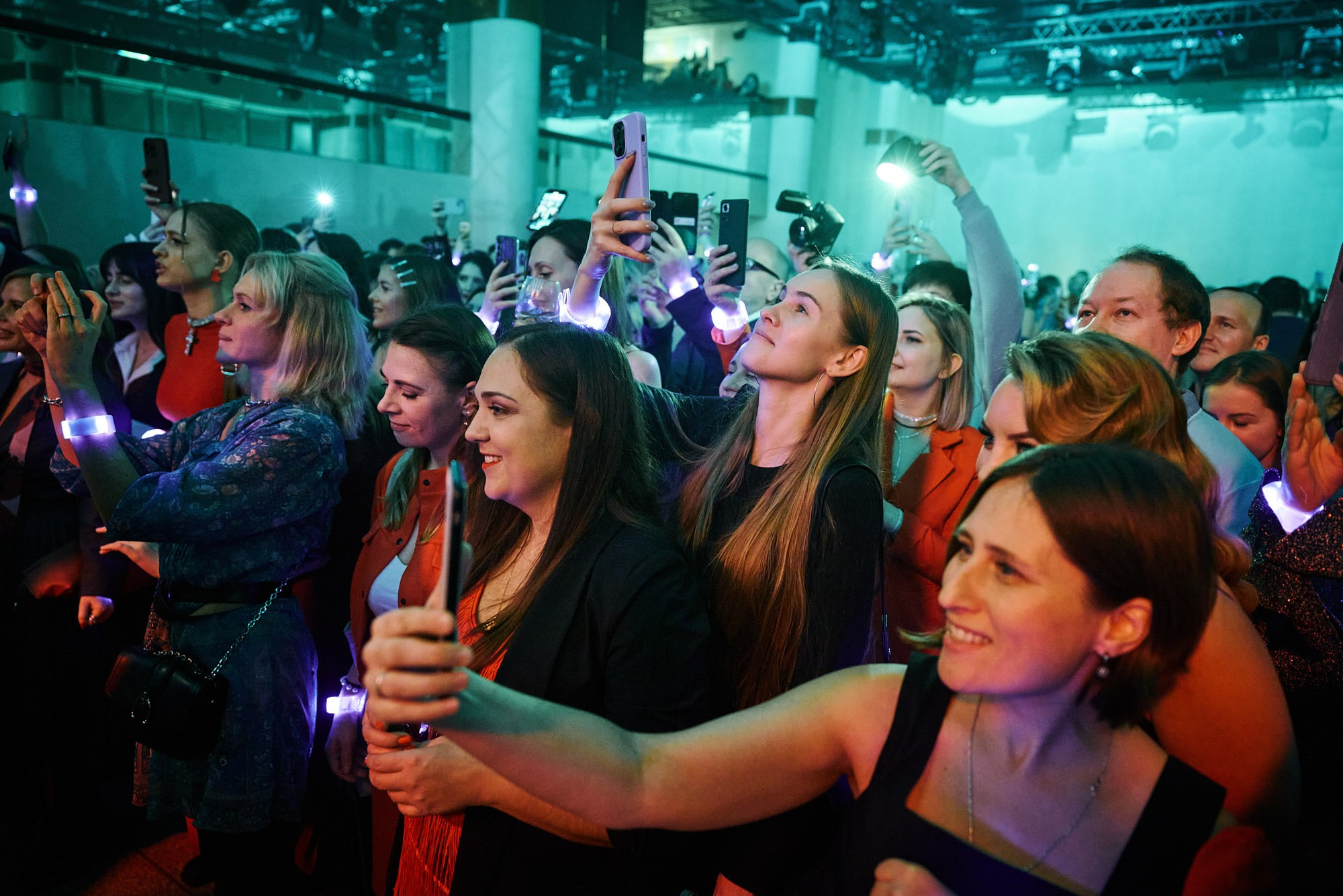 Фотограф на корпоративе «Медиа1» — репортажная съёмка делового праздника. Репортажный фотограф в Москве — Дмитрий Тарасов | Съёмка мероприятий, концертов, корпоративов