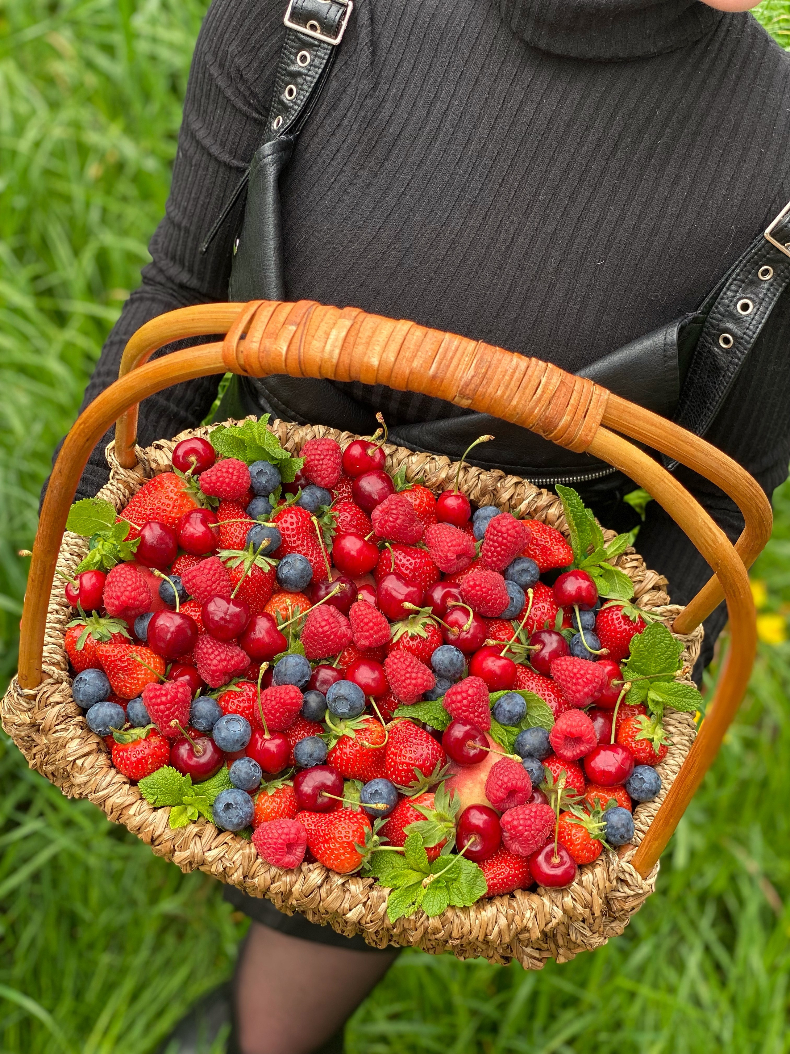 Корзины. Выездной кейтеринг, съедобные букеты, торты и сладости на заказ