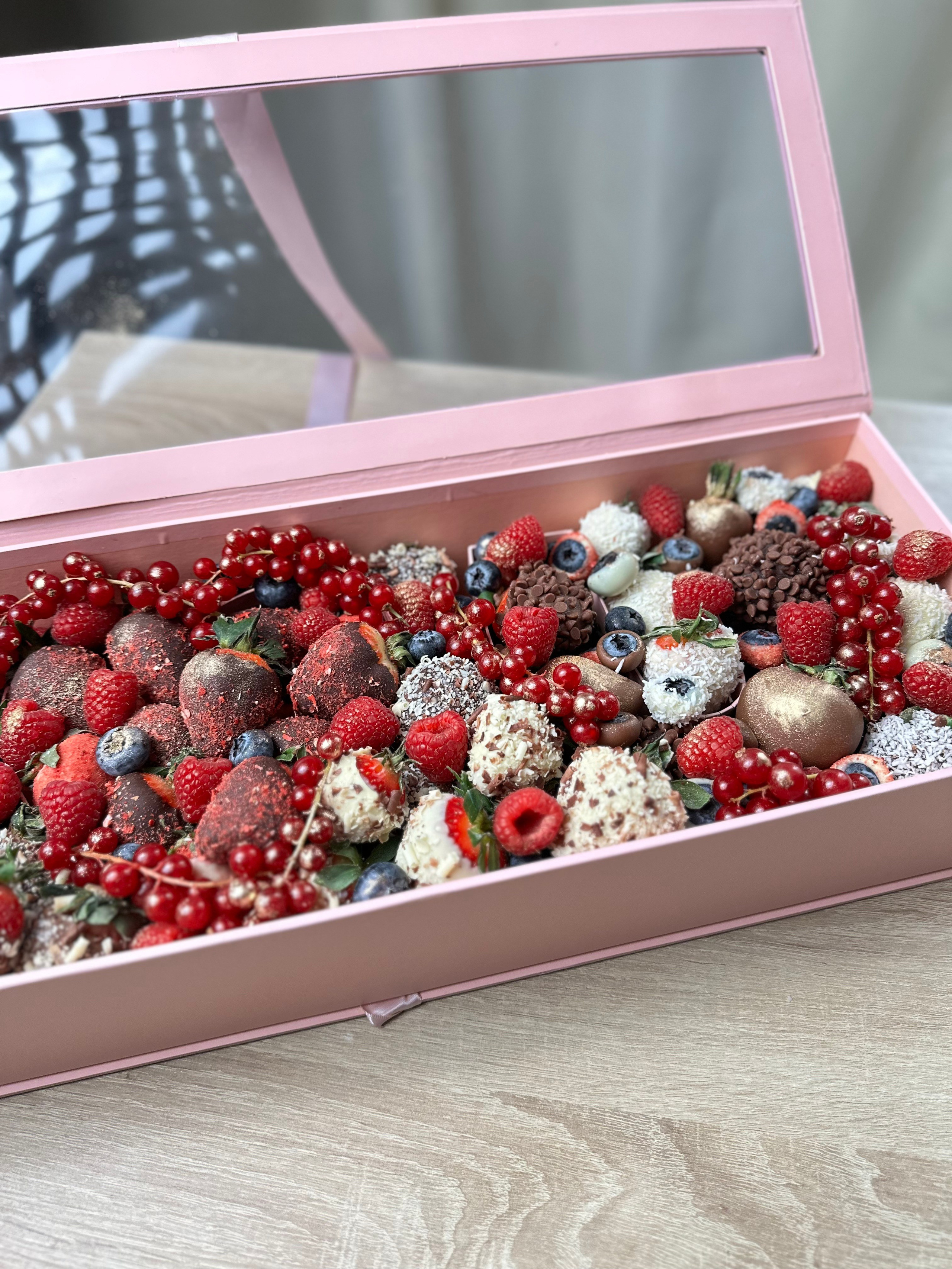 Ягоды в шоколаде. Выездной кейтеринг, съедобные букеты, торты и сладости на заказ