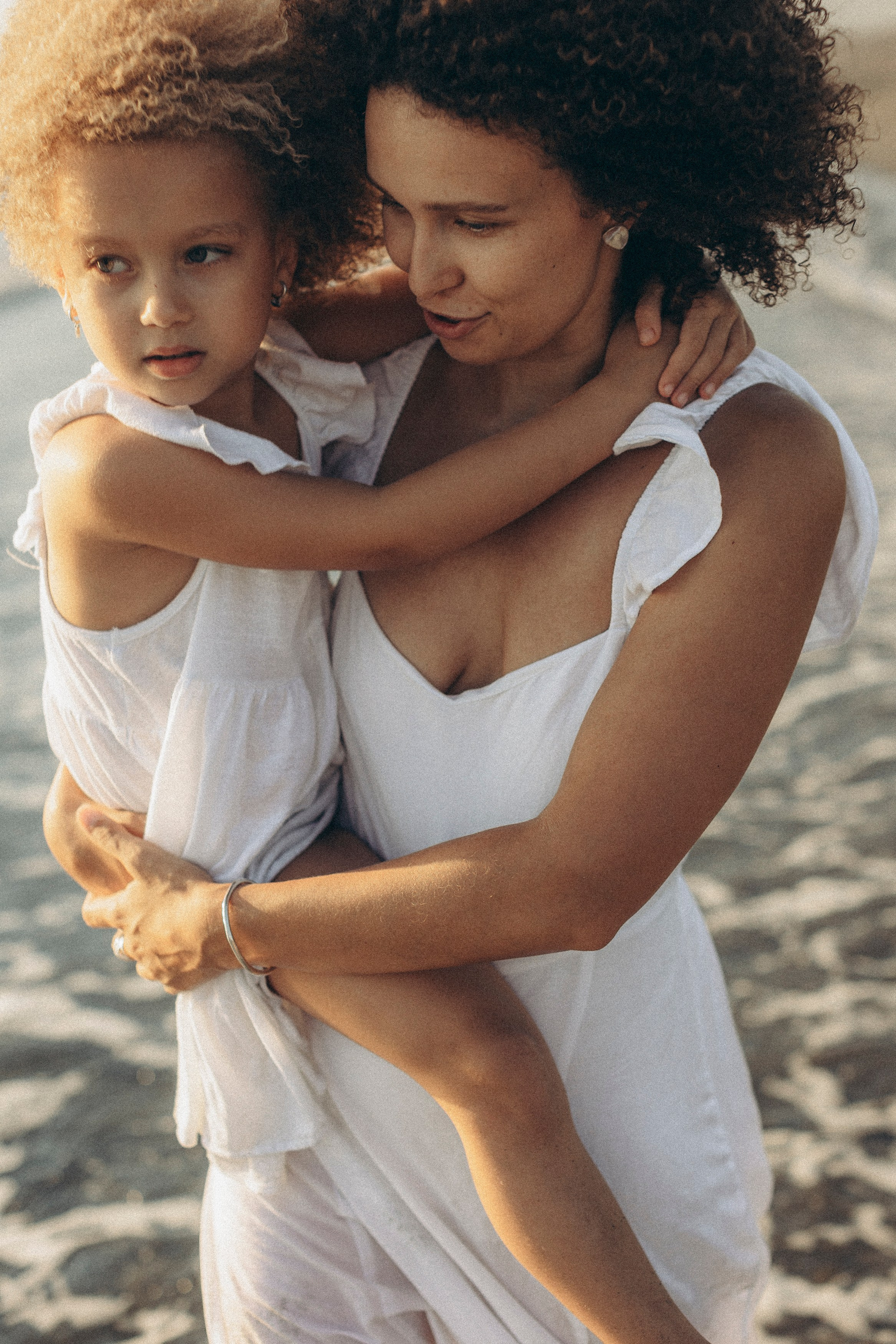 Sandy toes and family smiles. Katerina Nord | Wedding and Couple Photographer in Germany and Europe