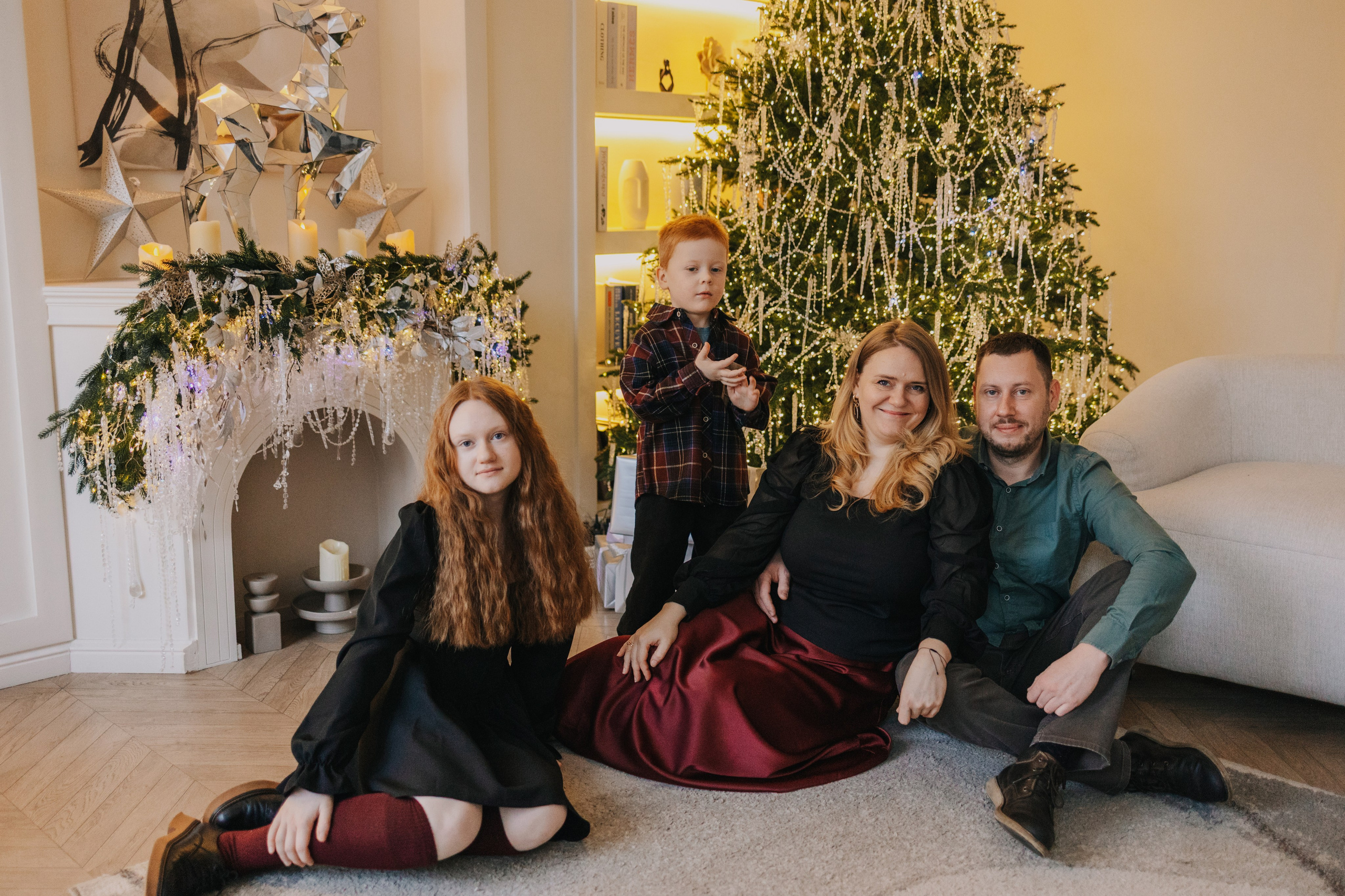 Семья из четырех человек на фотосессии