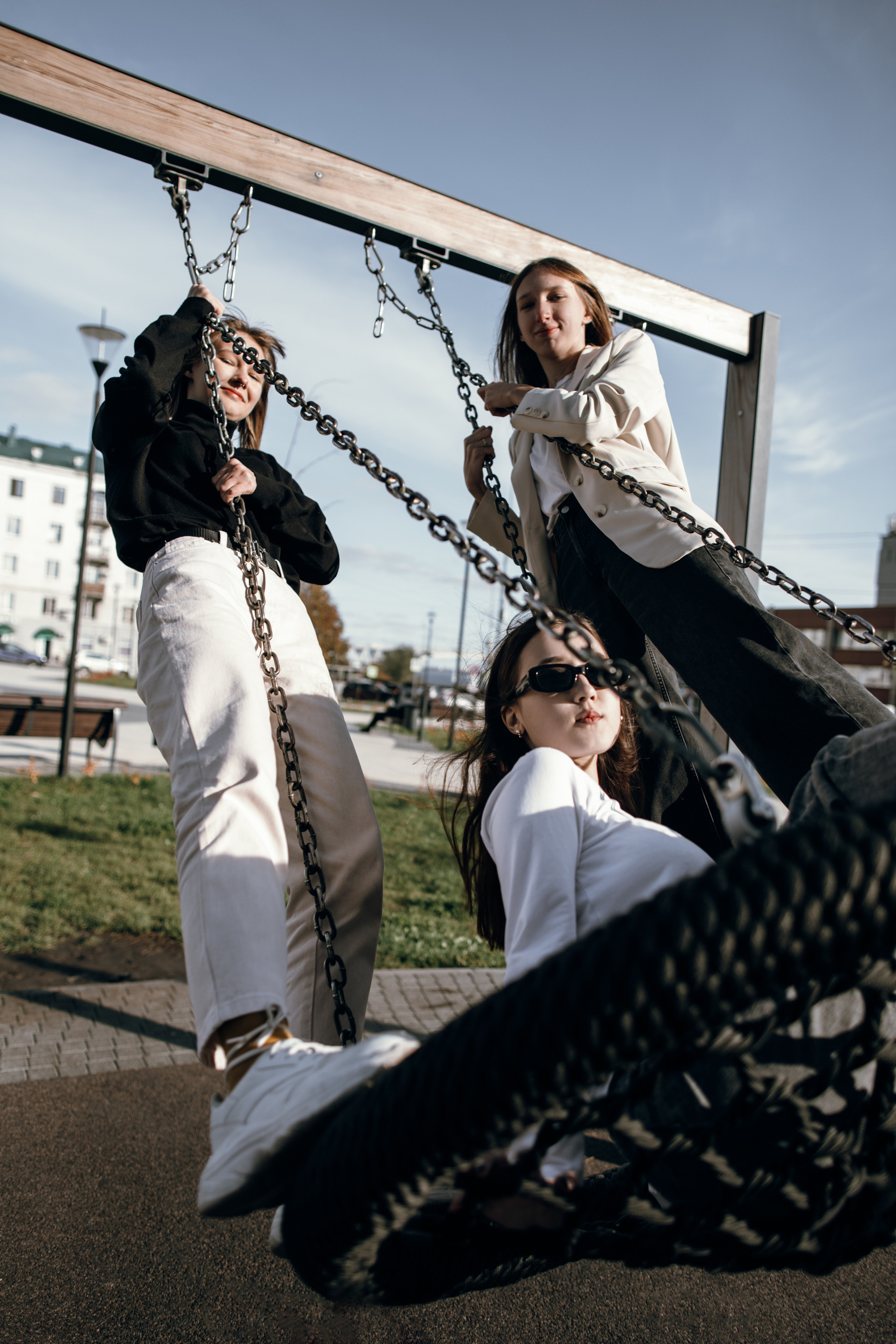 Девочки катаются на качелях