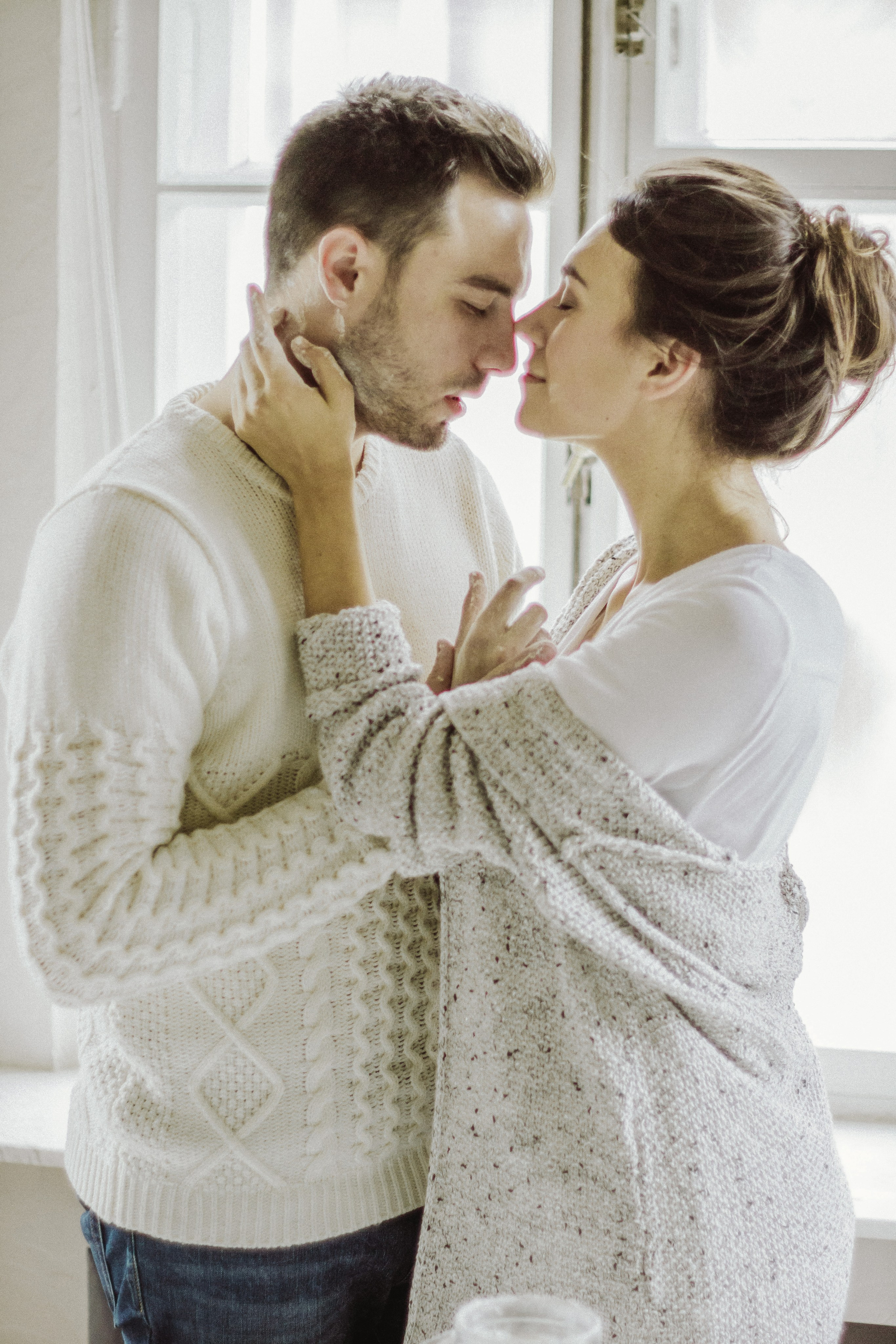 Уютная зимняя фотосессия для двоих дома