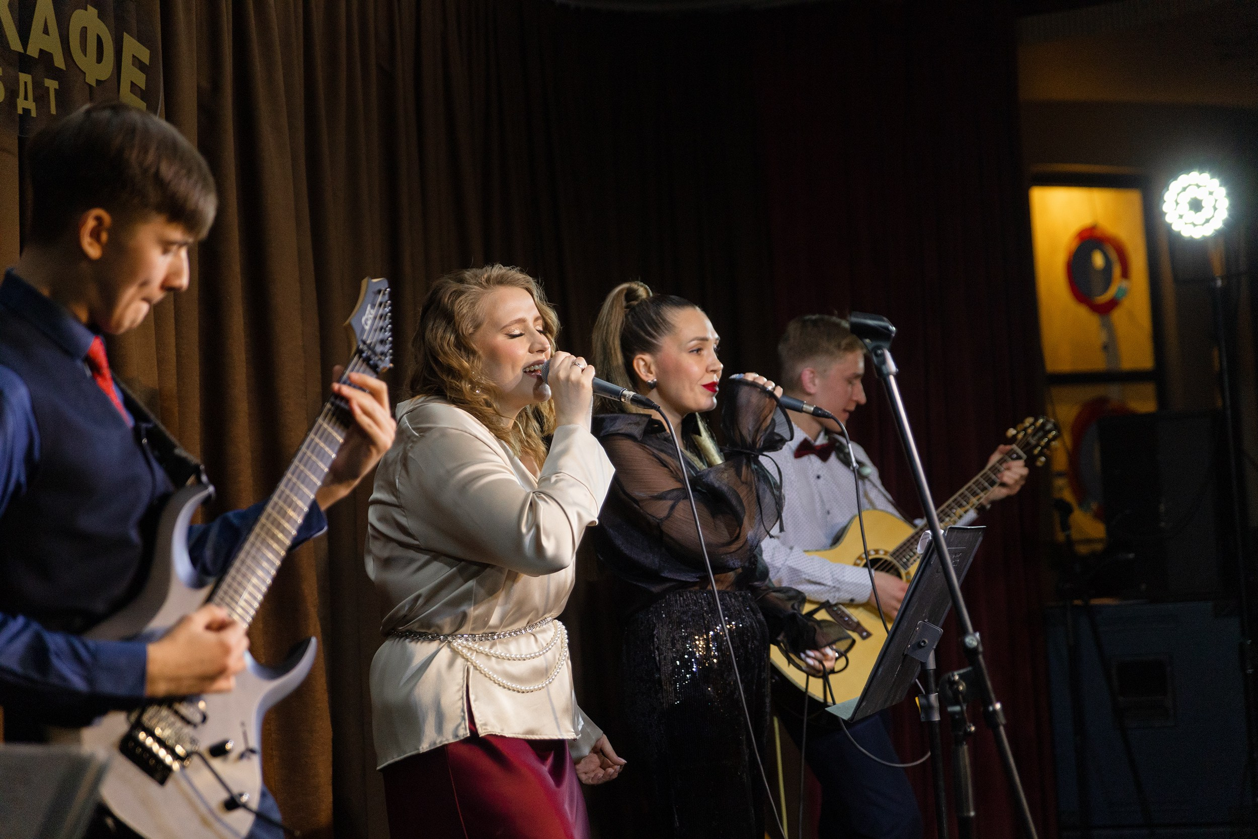 Выступление YOLO band в арт кафе. Фотограф Тюмень