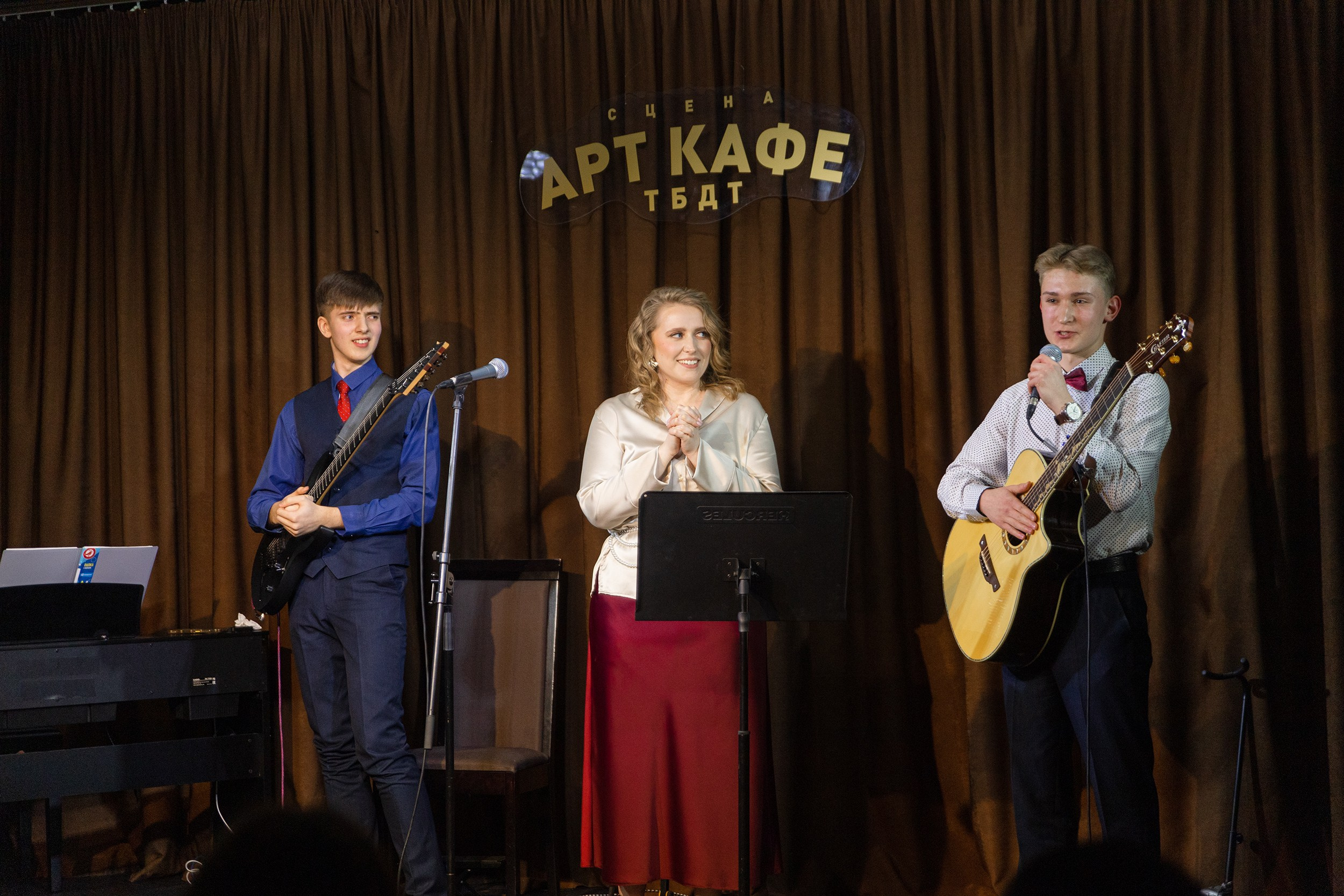 Выступление YOLO band в арт кафе. Фотограф Тюмень