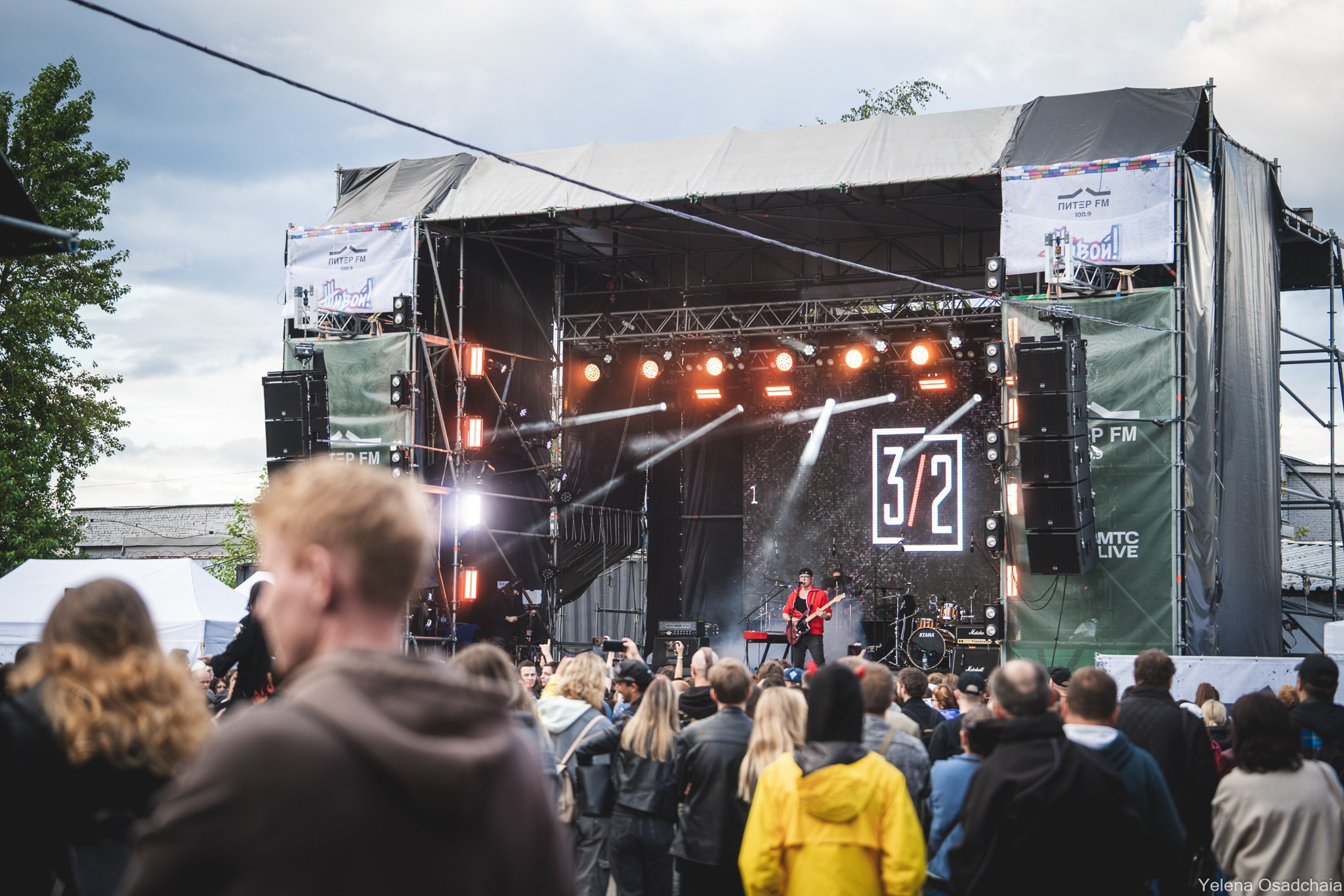 Живой 2025 — День 1. Елена Осадчая — фотографирую музыку на сцене и в жизни