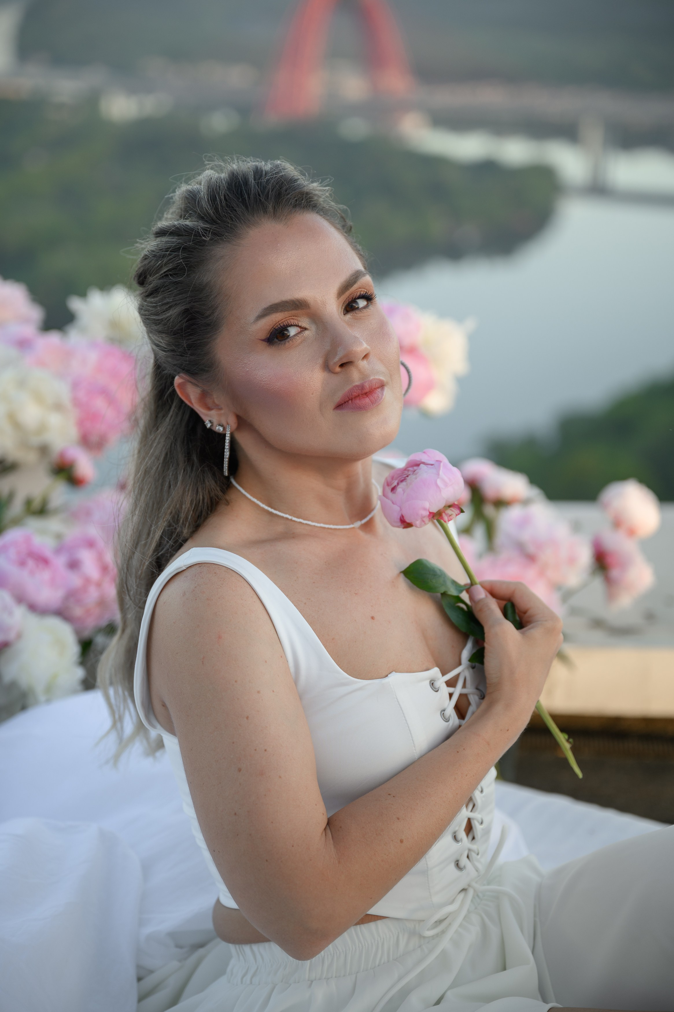 Анастасия. съёмка на крыше с пионами. Semerlina.ru