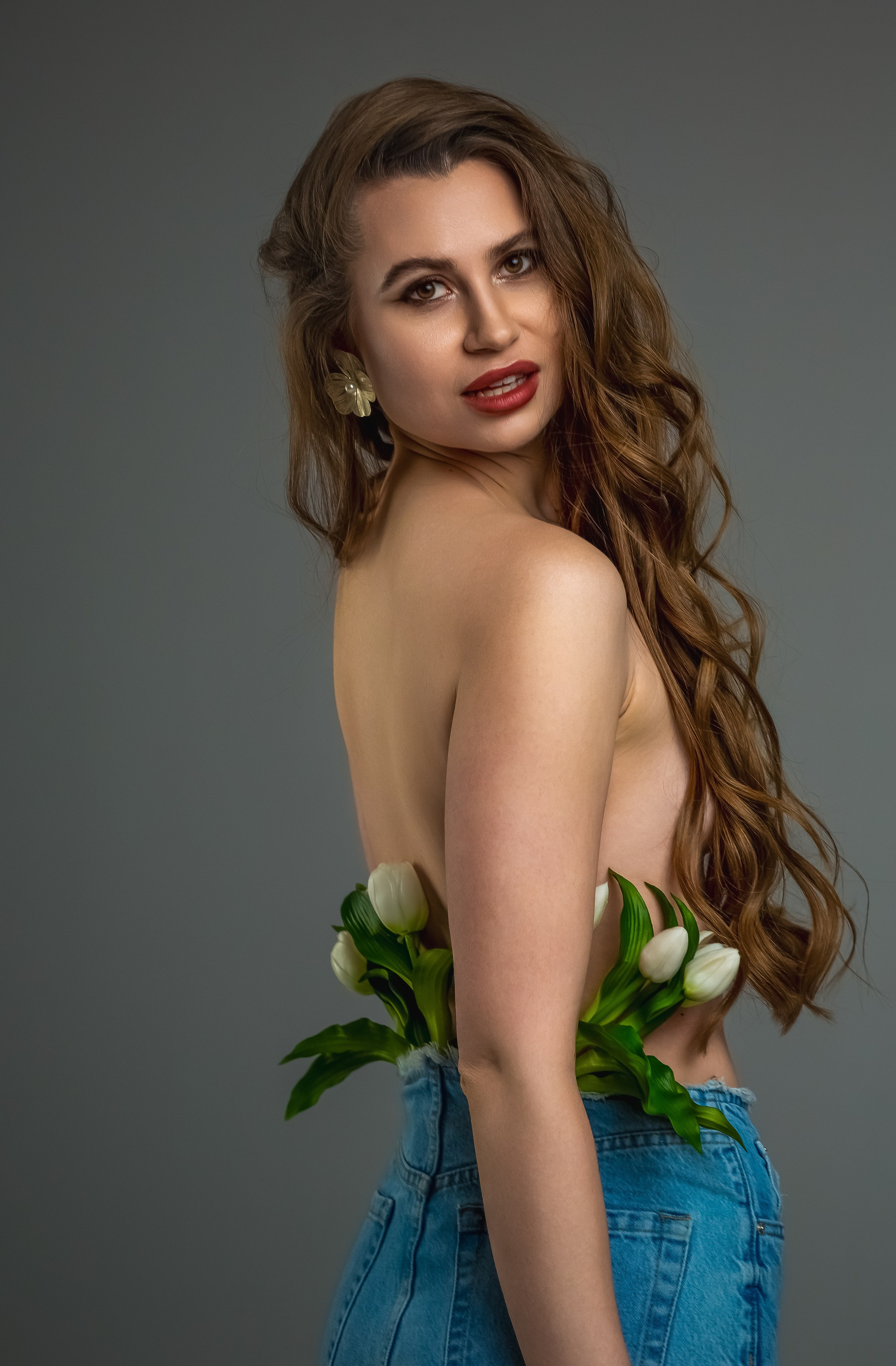 Синие джинсы — белые тюльпаны. Вера Соколова фотограф Воронеж