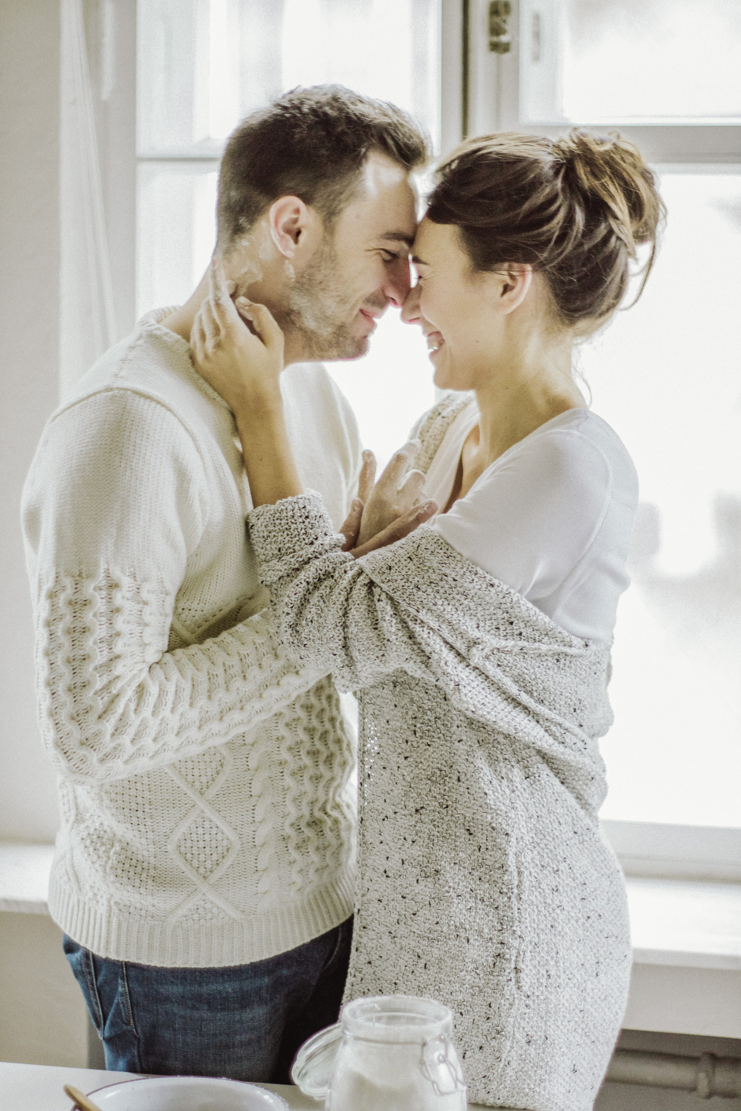 Уютная зимняя фотосессия для двоих дома