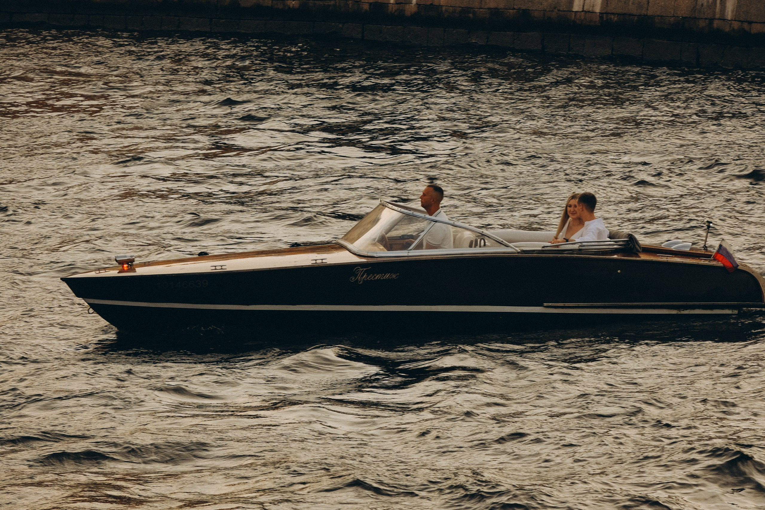 СВАДЕНБНАЯ СЬЕМКА НА КАТЕРЕ ПО КАНАЛАМ САНКТ-ПЕТЕРБУРГА И В АКВАТОРИИ НЕВЫ. Профессиональный фотограф, Санкт-Петербург — Виктория Богомолова