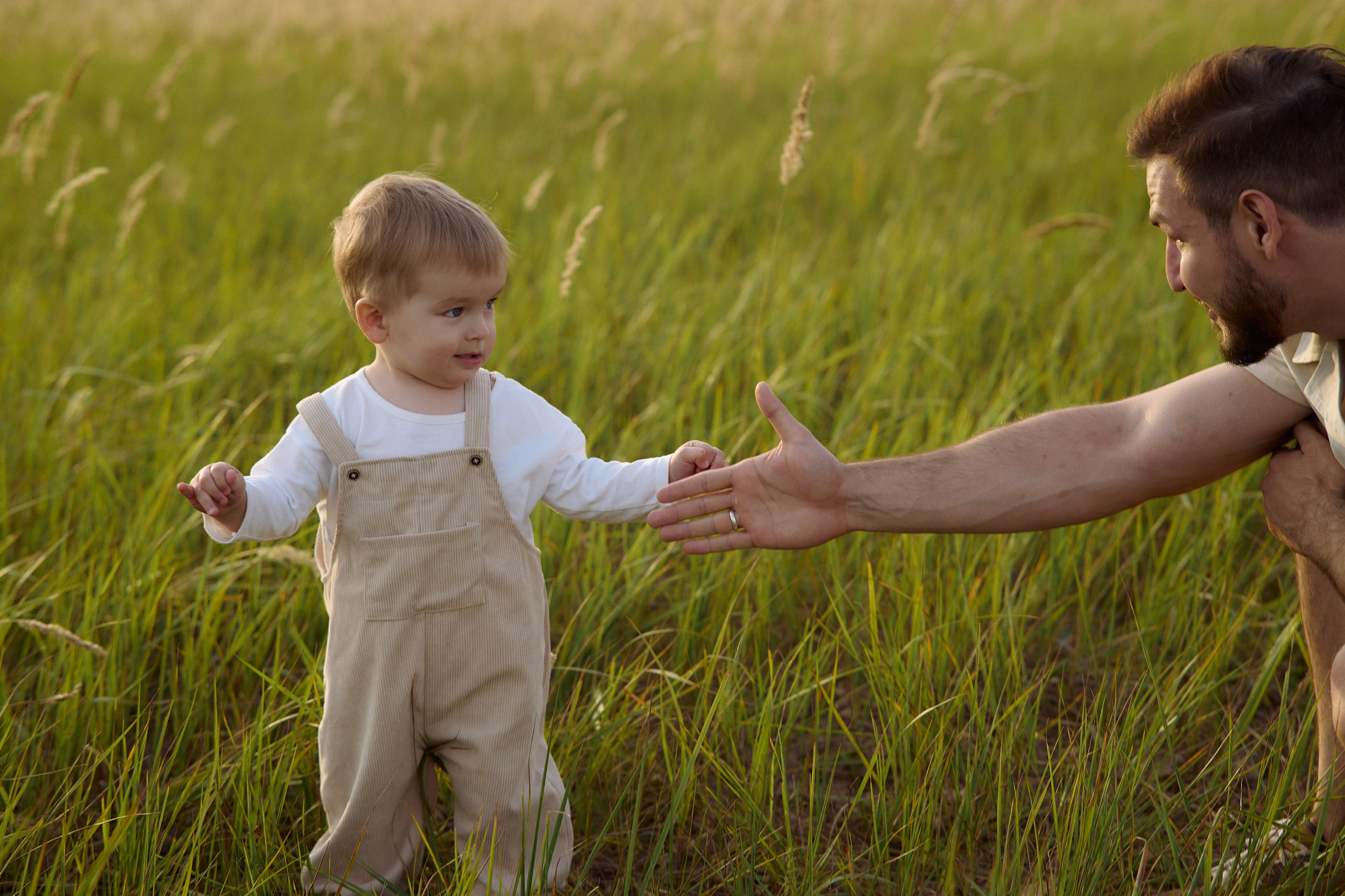 Шамиль, Аня и Марс в поле с барашками. Семейный и свадебный lifestyle-фотограф в Москве Мария Петрова