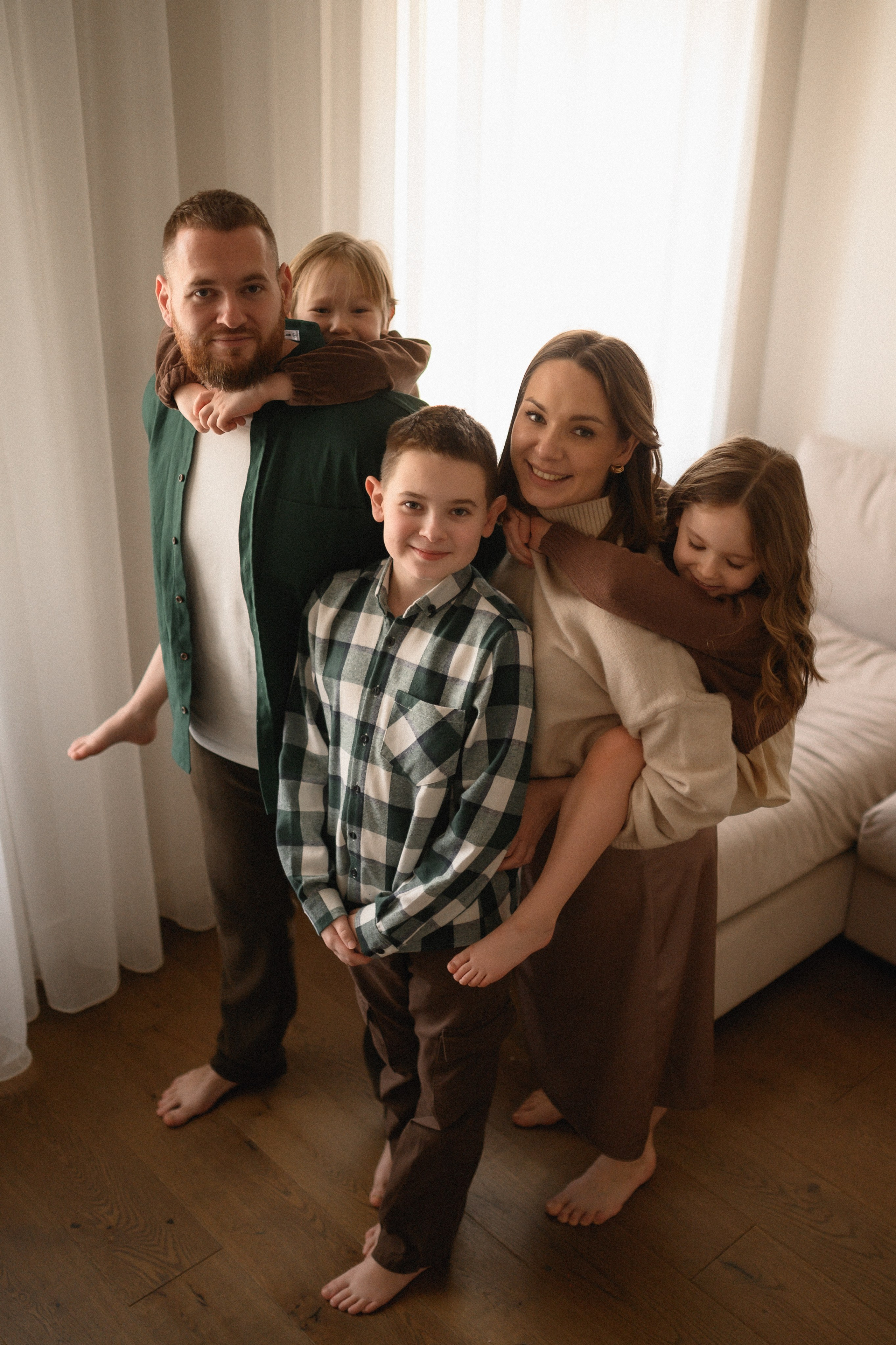 Валентин, Ирина, Евсей, Кира и Агата дома. Семейный и свадебный lifestyle-фотограф в Москве Мария Петрова