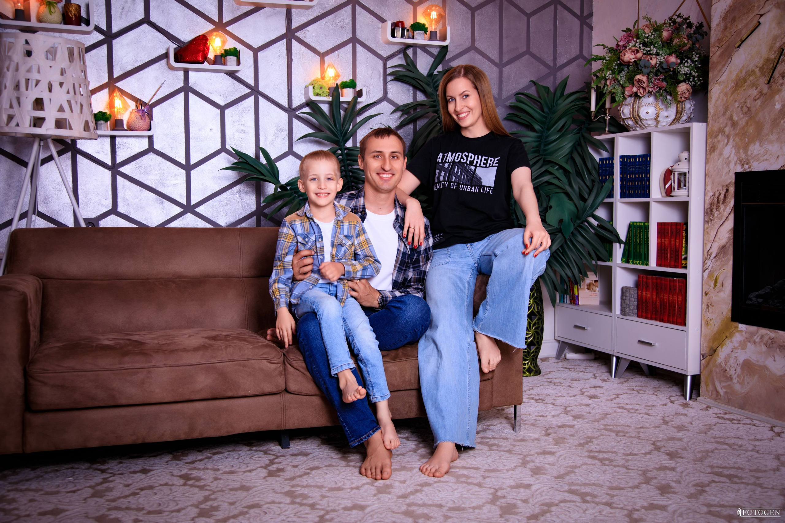 Семейная фотосессия: мама, папа и малыш | Портфолио Fotogen. Интерьерная фотостудия FOTOGEN г. Краснодар
