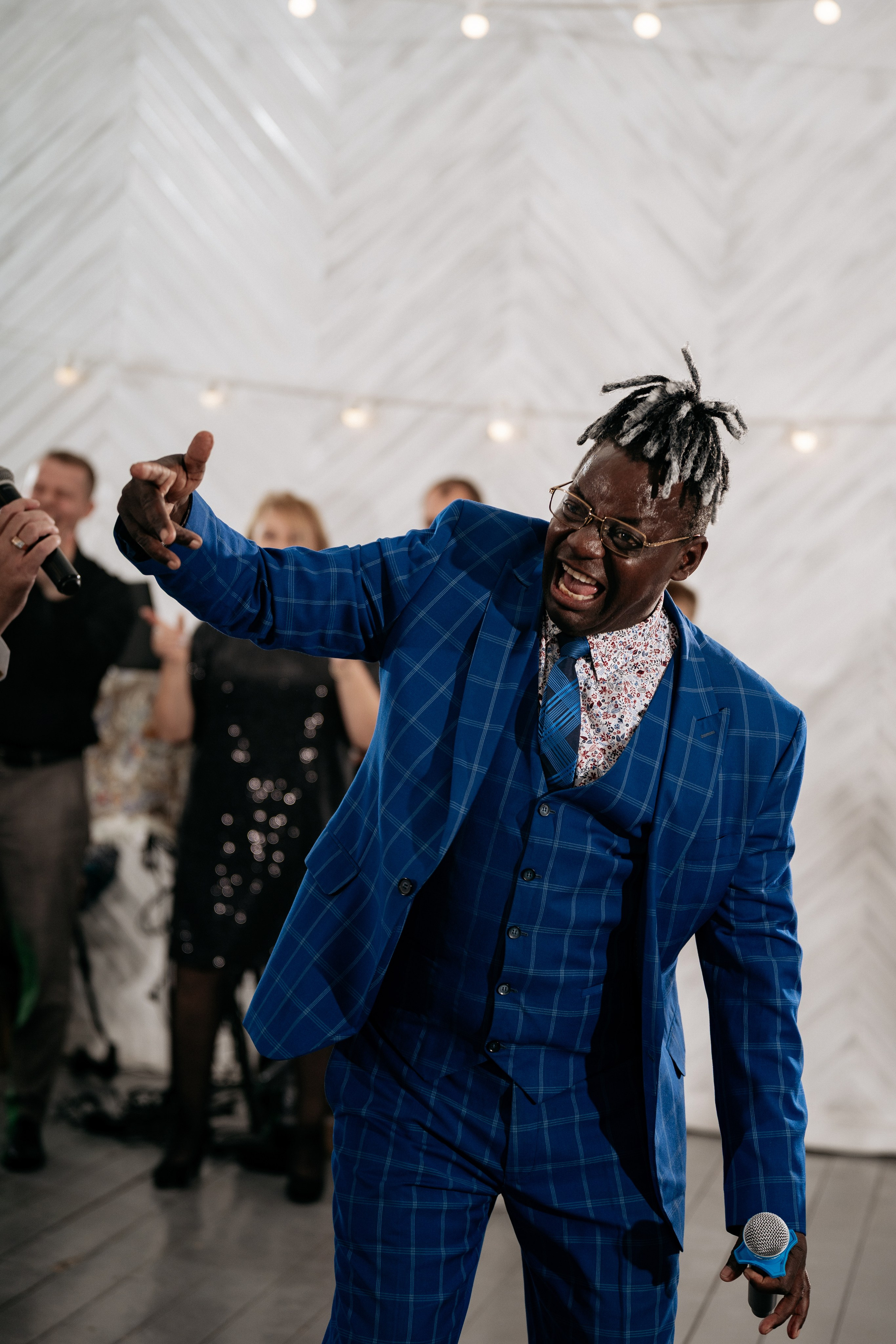 Темнокожий свадебный ведущий. Фотограф Геленджик провел репортажную свадебную съёмку. 