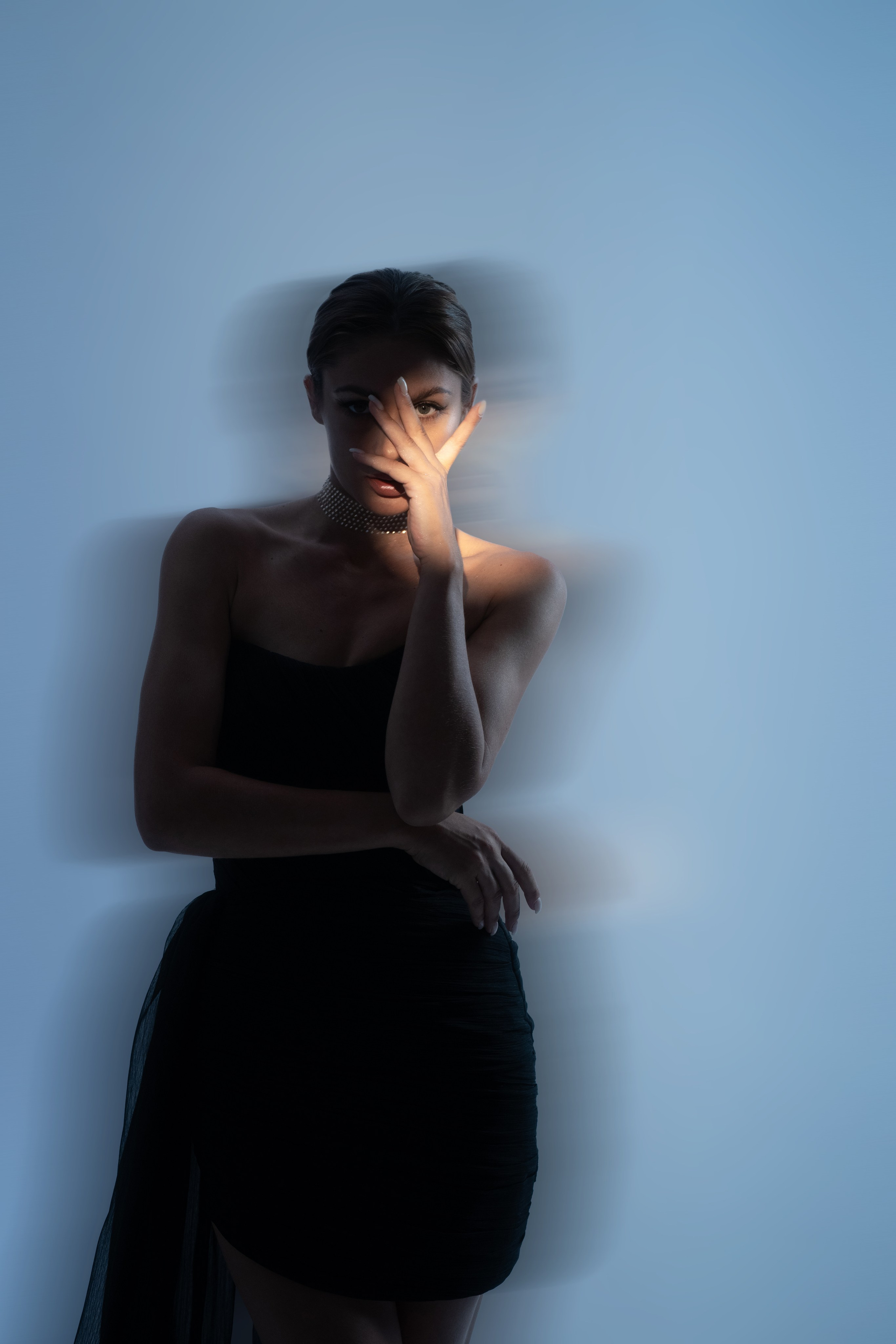 Профессиональная портретная съемка на белом фоне в студии Анапы