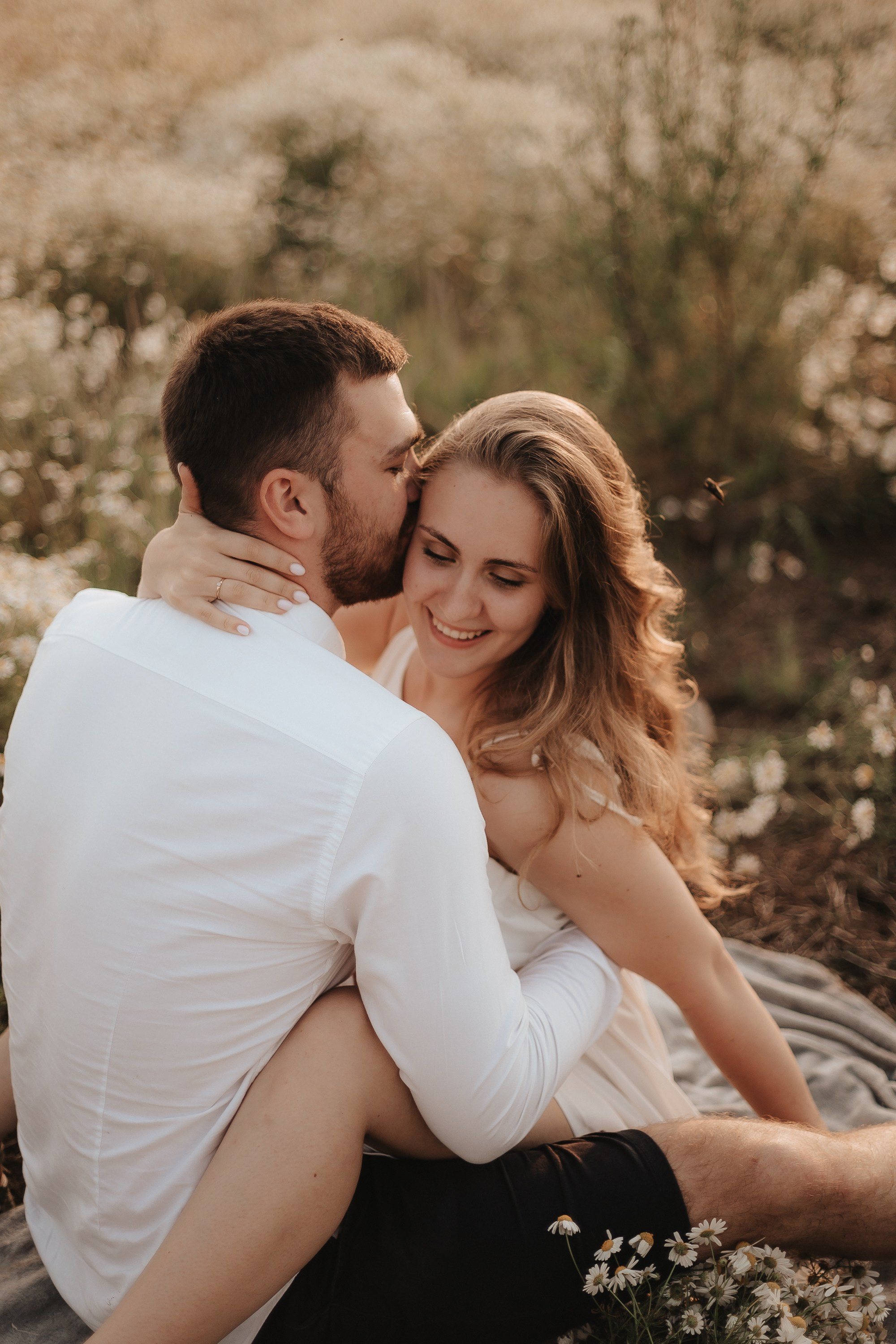 Love Story ребят в ромашковом поле. Свадебный фотограф Пермь