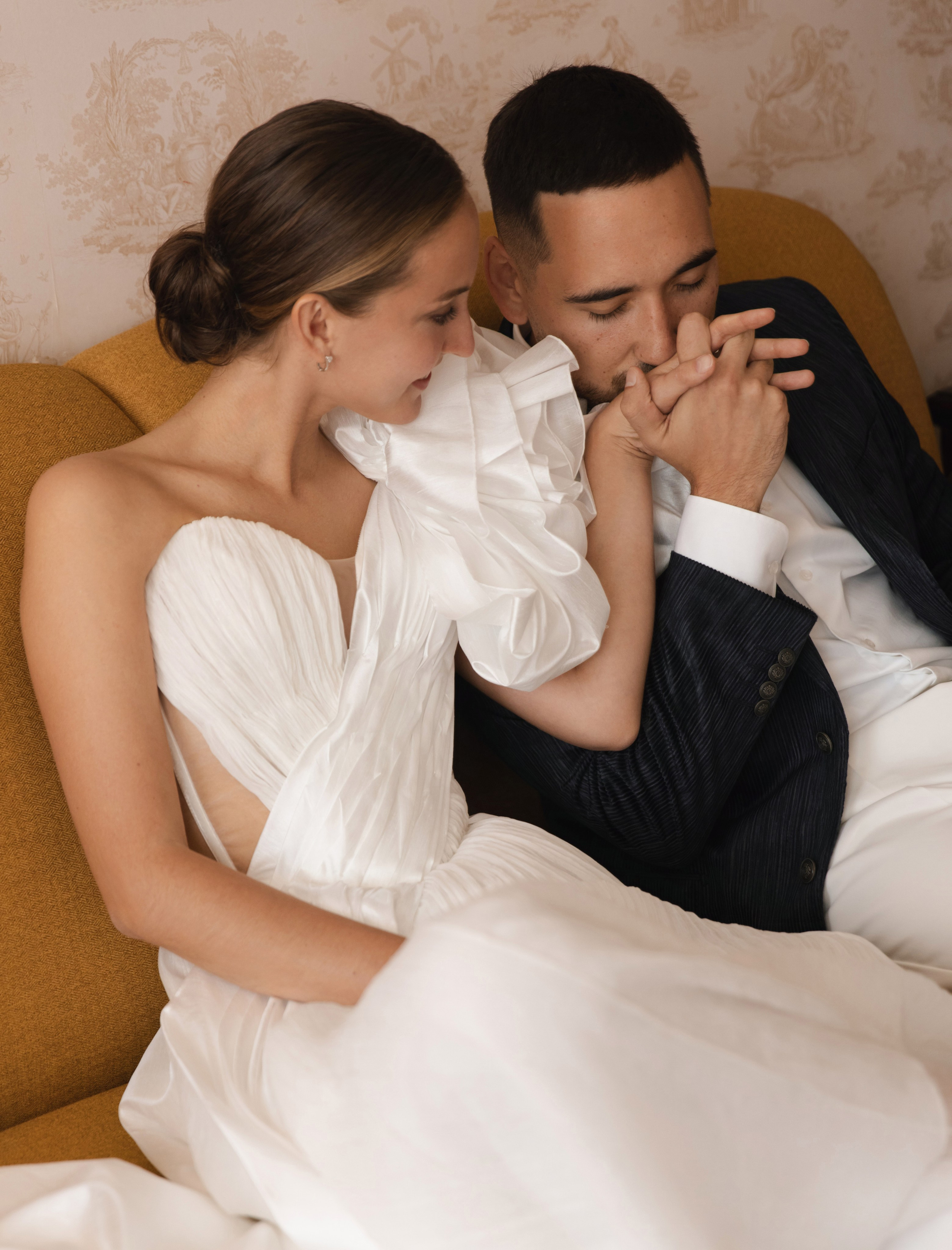 В ЛУЧАХ ЗАКАТА НА БЕРЕГУ МОРСКОМ