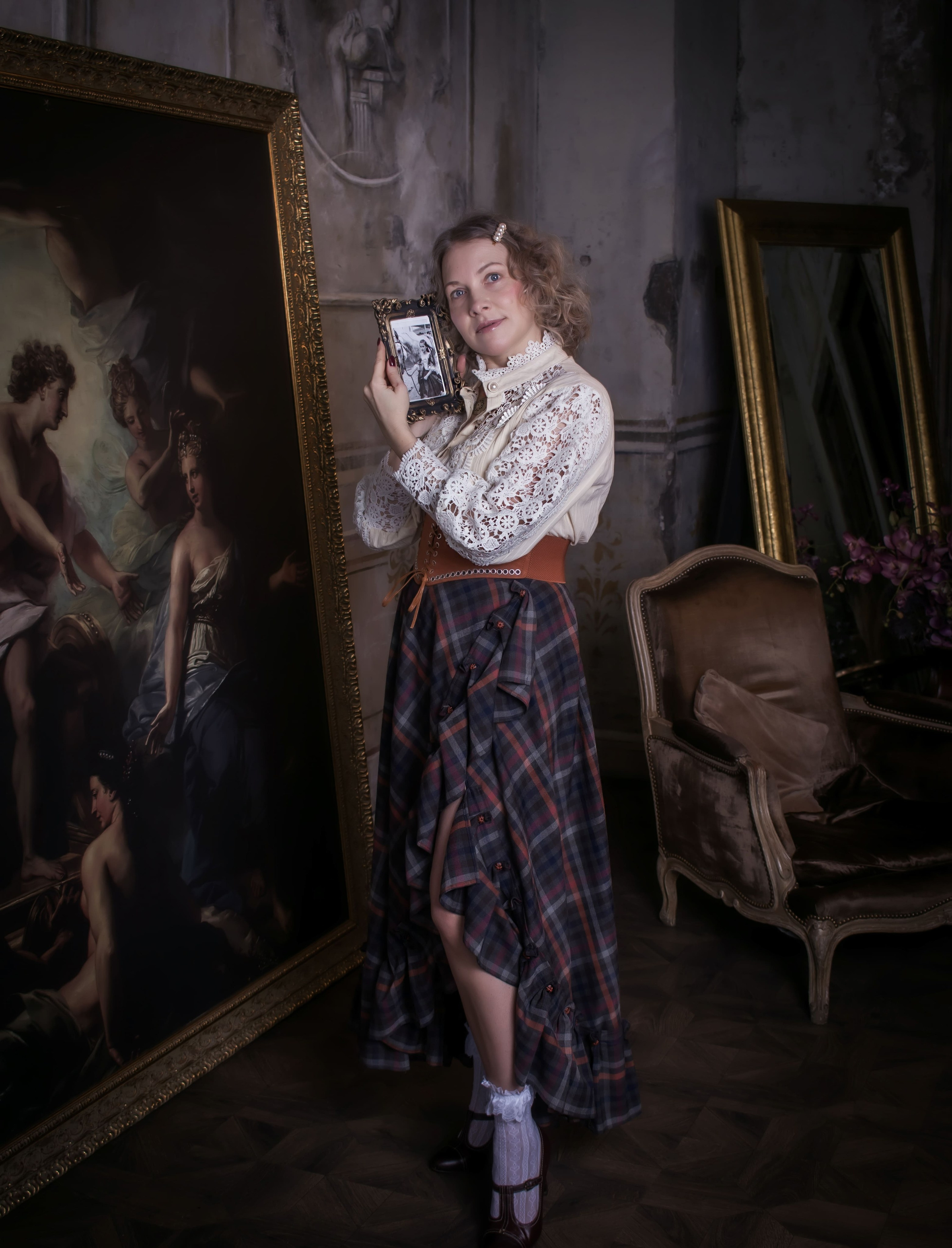 Женщина в историческом костюме XIX века у старинной картины, художественная ретро фотосессия, фотограф Карасёва Елена
