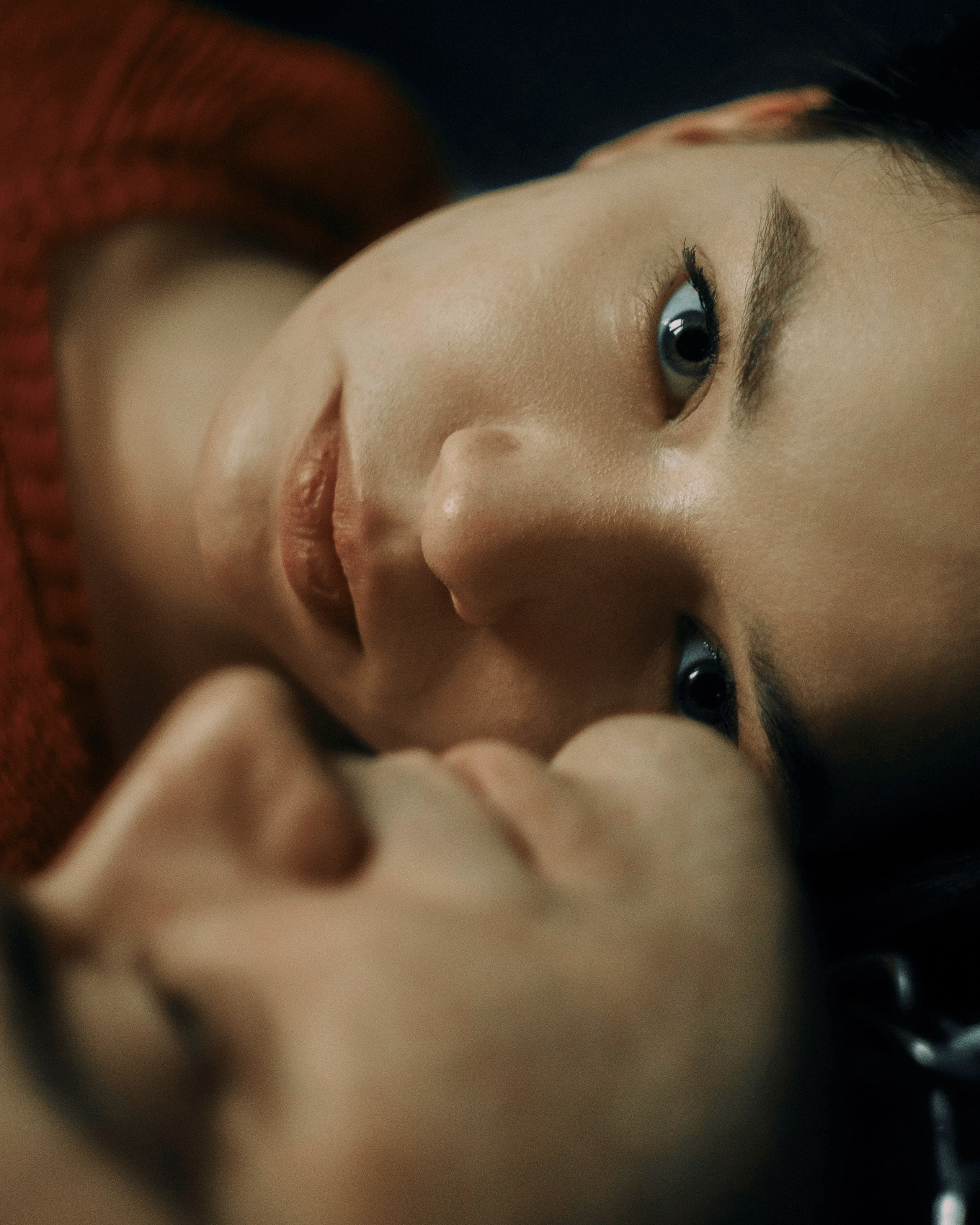 Интимный портрет пары в СПб — крупный план лица, мягкий кино-свет, лав стори фотосессия, фотограф для пар