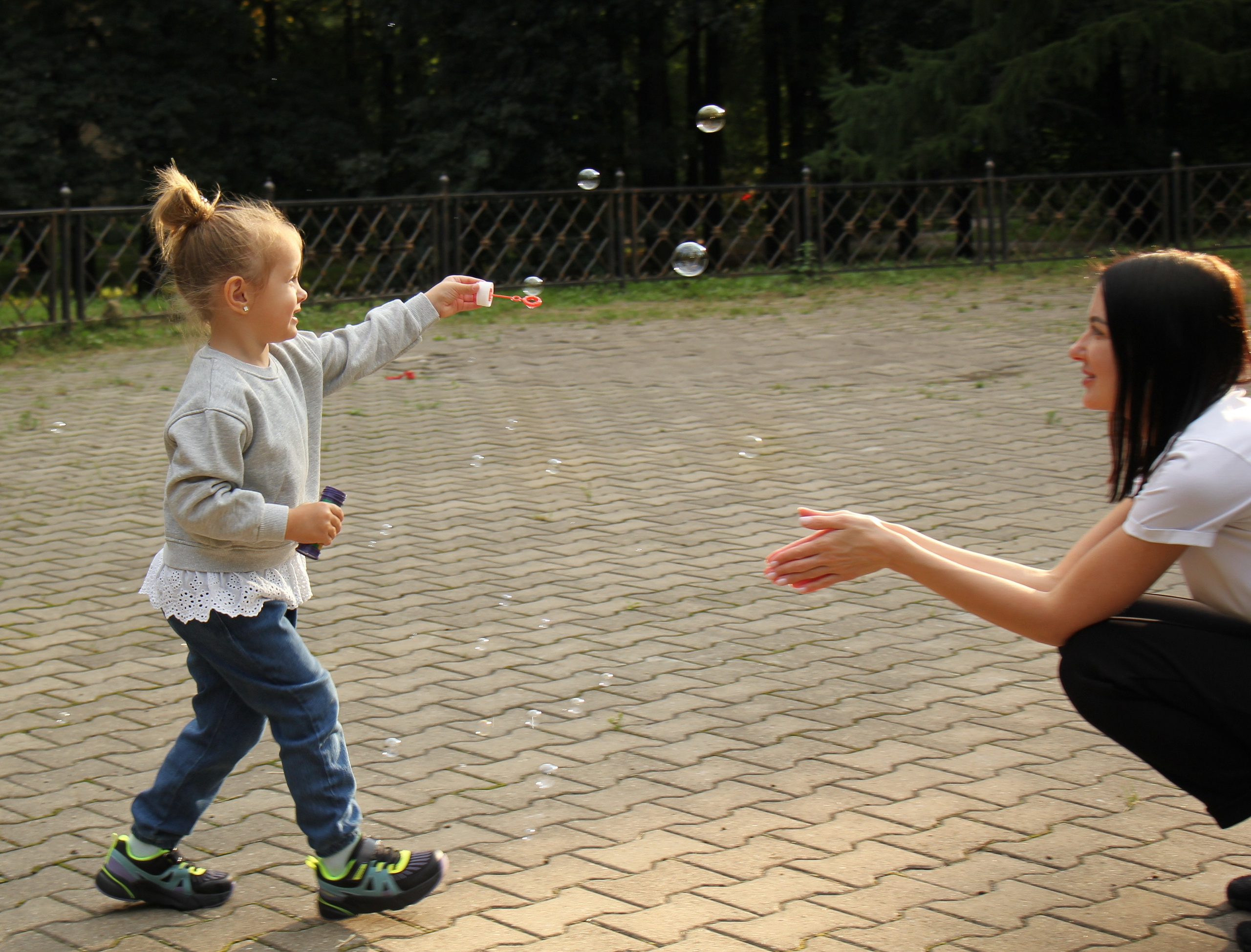 Аня с мамой на прогулке. Портретный фотограф Москва