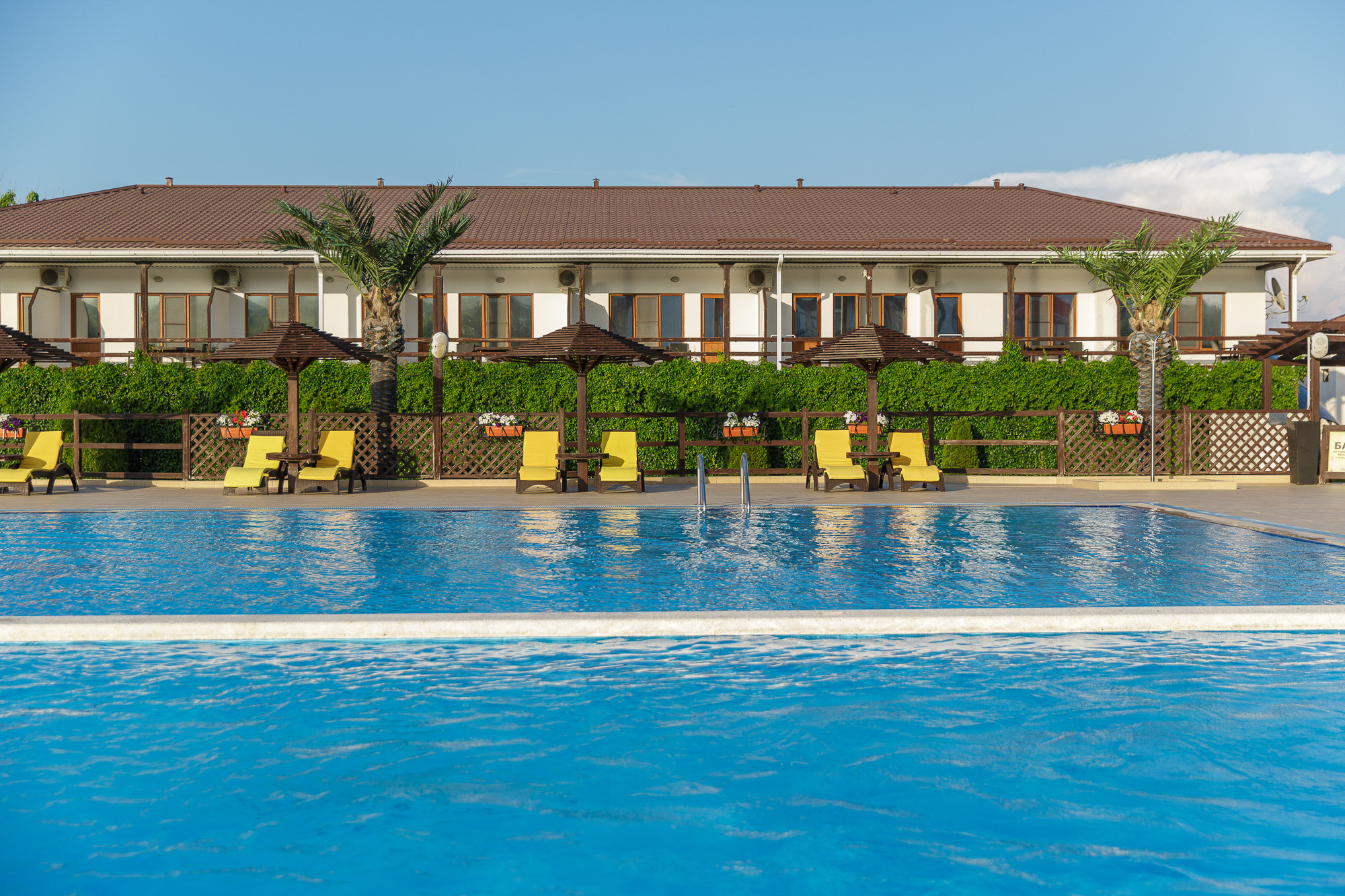 Renatphoto-Экстерьерная фотосессия территории отеля. Профессиональная фотосъёмка интерьеров, предметная фотосессия еды для меню г. Анапа