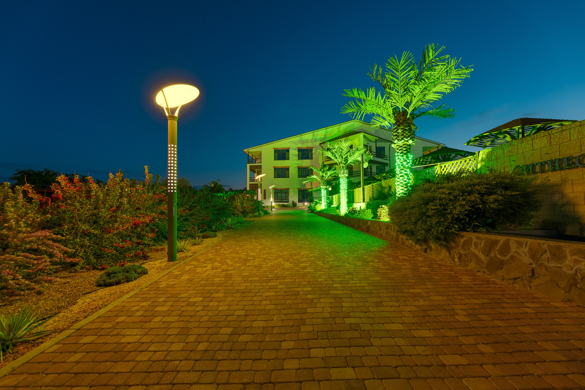 Renatphoto-Экстерьерная фотосессия территории отеля. Профессиональная фотосъёмка интерьеров, предметная фотосессия еды для меню г. Анапа