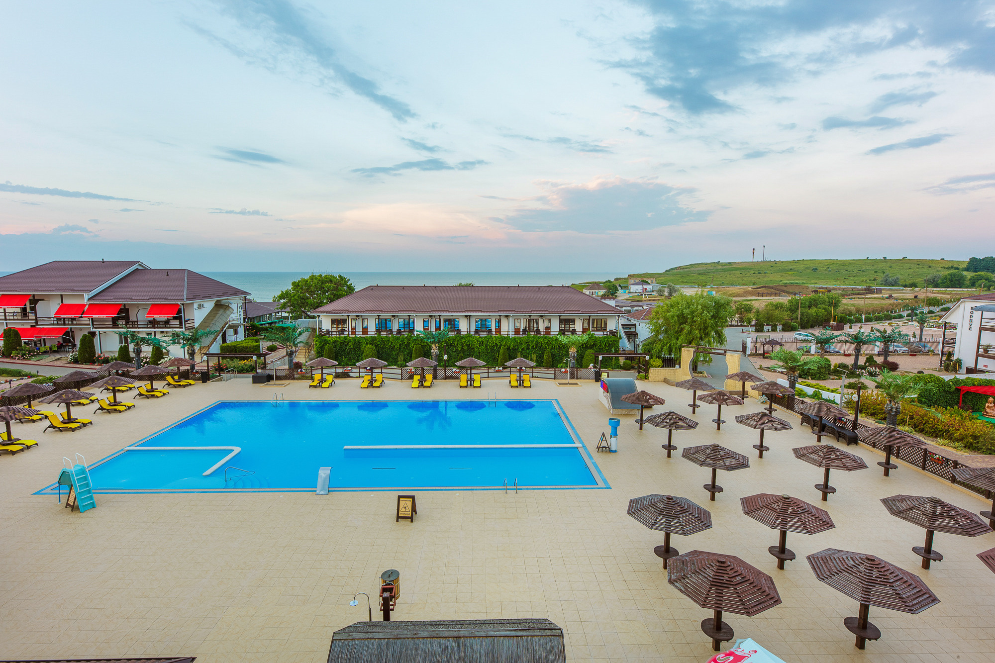 Renatphoto-Экстерьерная фотосессия территории отеля. Профессиональная фотосъёмка интерьеров, предметная фотосессия еды для меню г. Анапа