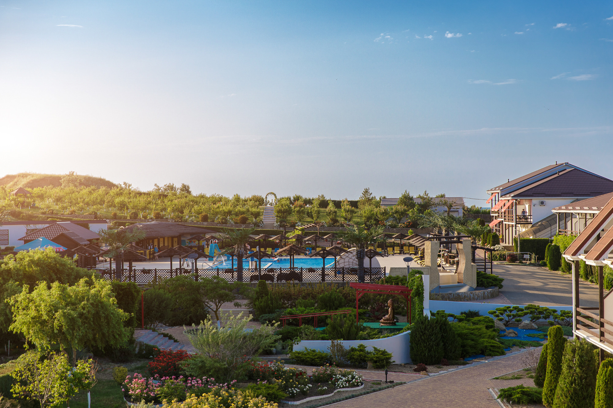 Renatphoto-Экстерьерная фотосессия территории отеля. Профессиональная фотосъёмка интерьеров, предметная фотосессия еды для меню г. Анапа