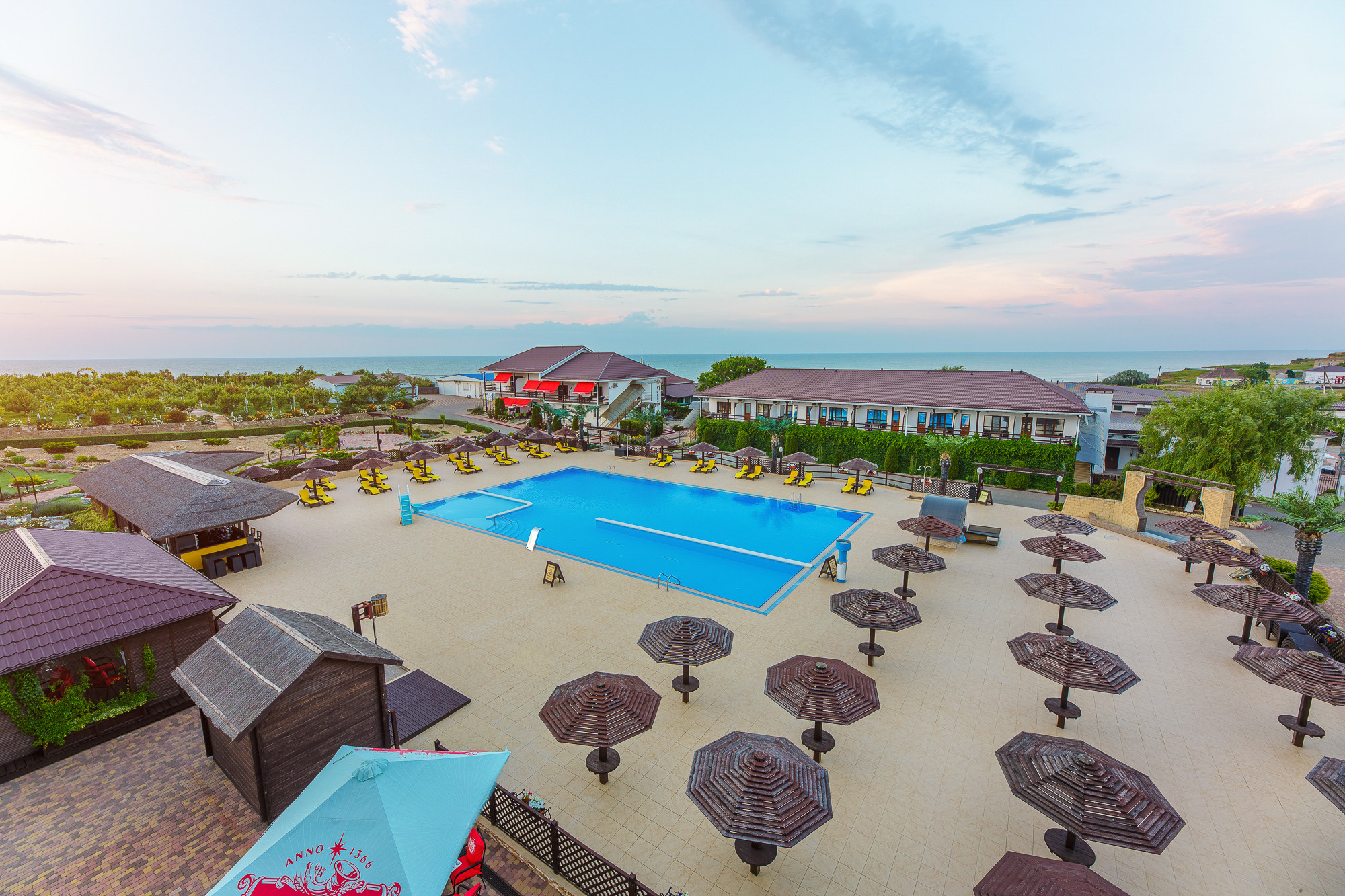 Renatphoto-Экстерьерная фотосессия территории отеля. Профессиональная фотосъёмка интерьеров, предметная фотосессия еды для меню г. Анапа