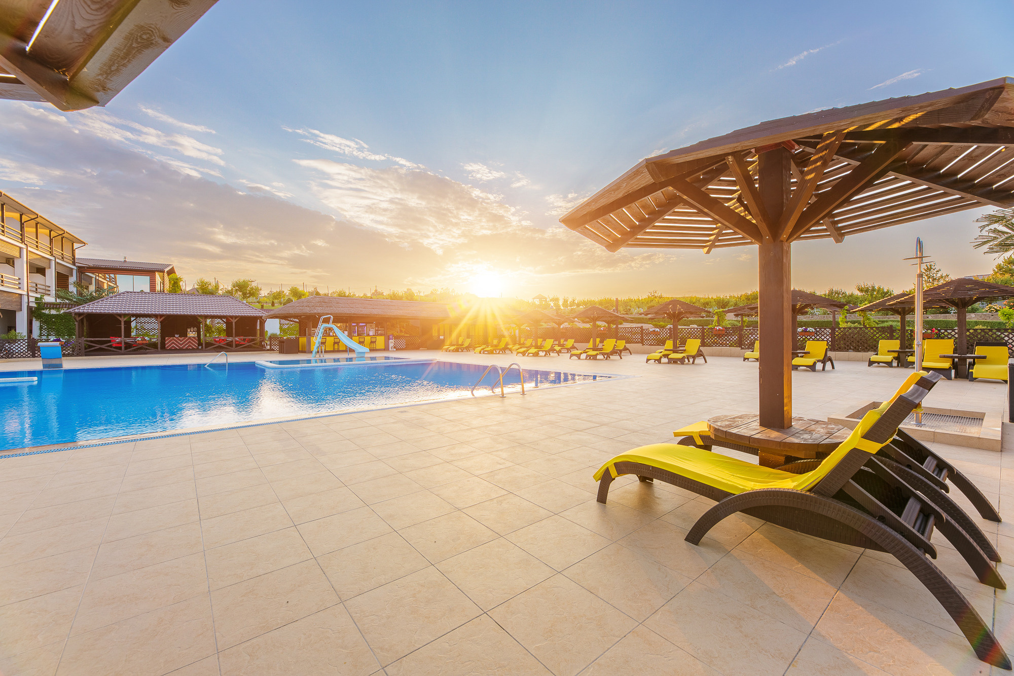 Renatphoto-Экстерьерная фотосессия территории отеля. Профессиональная фотосъёмка интерьеров, предметная фотосессия еды для меню г. Анапа