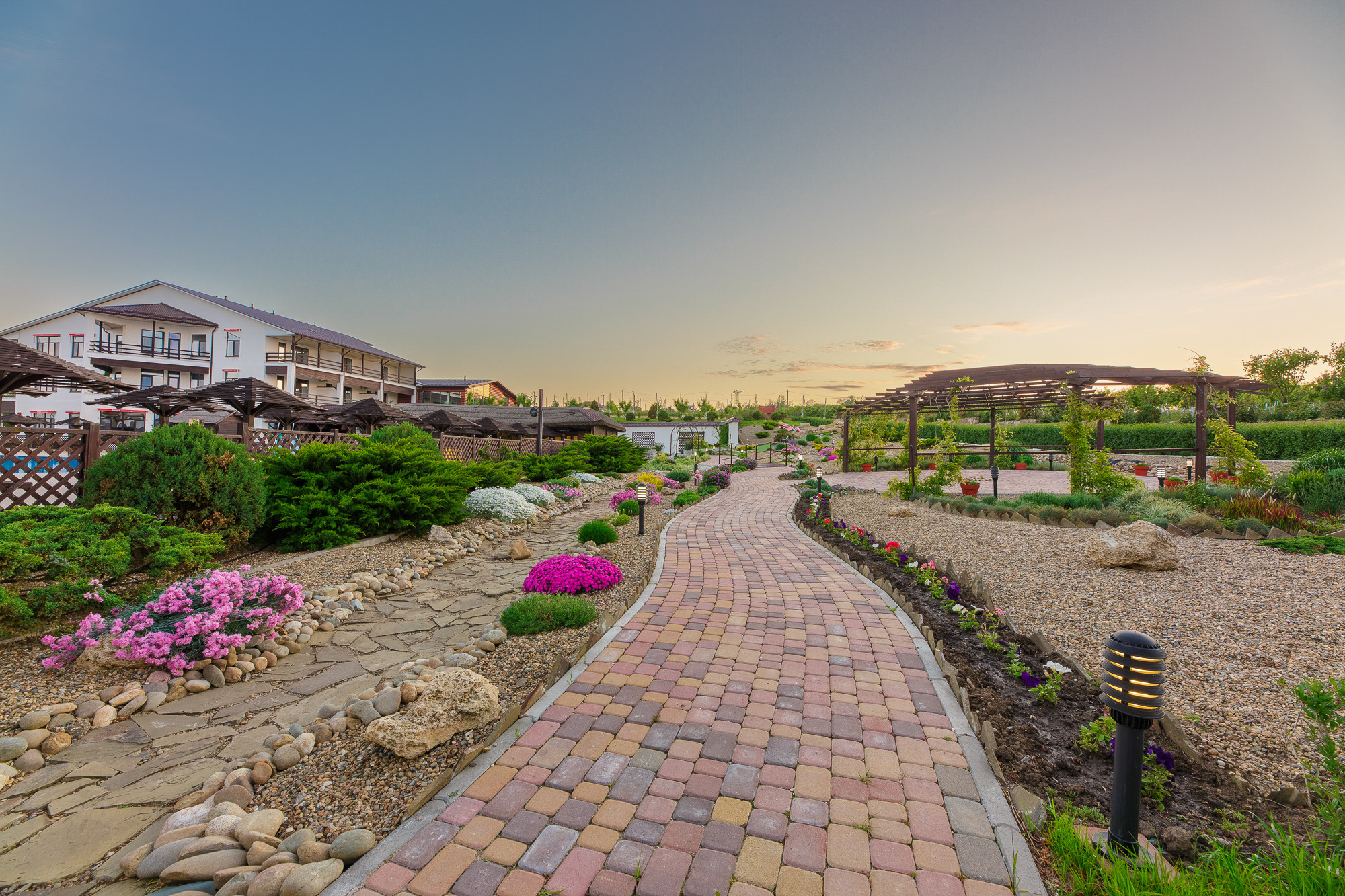 Renatphoto-Экстерьерная фотосессия территории отеля. Профессиональная фотосъёмка интерьеров, предметная фотосессия еды для меню г. Анапа