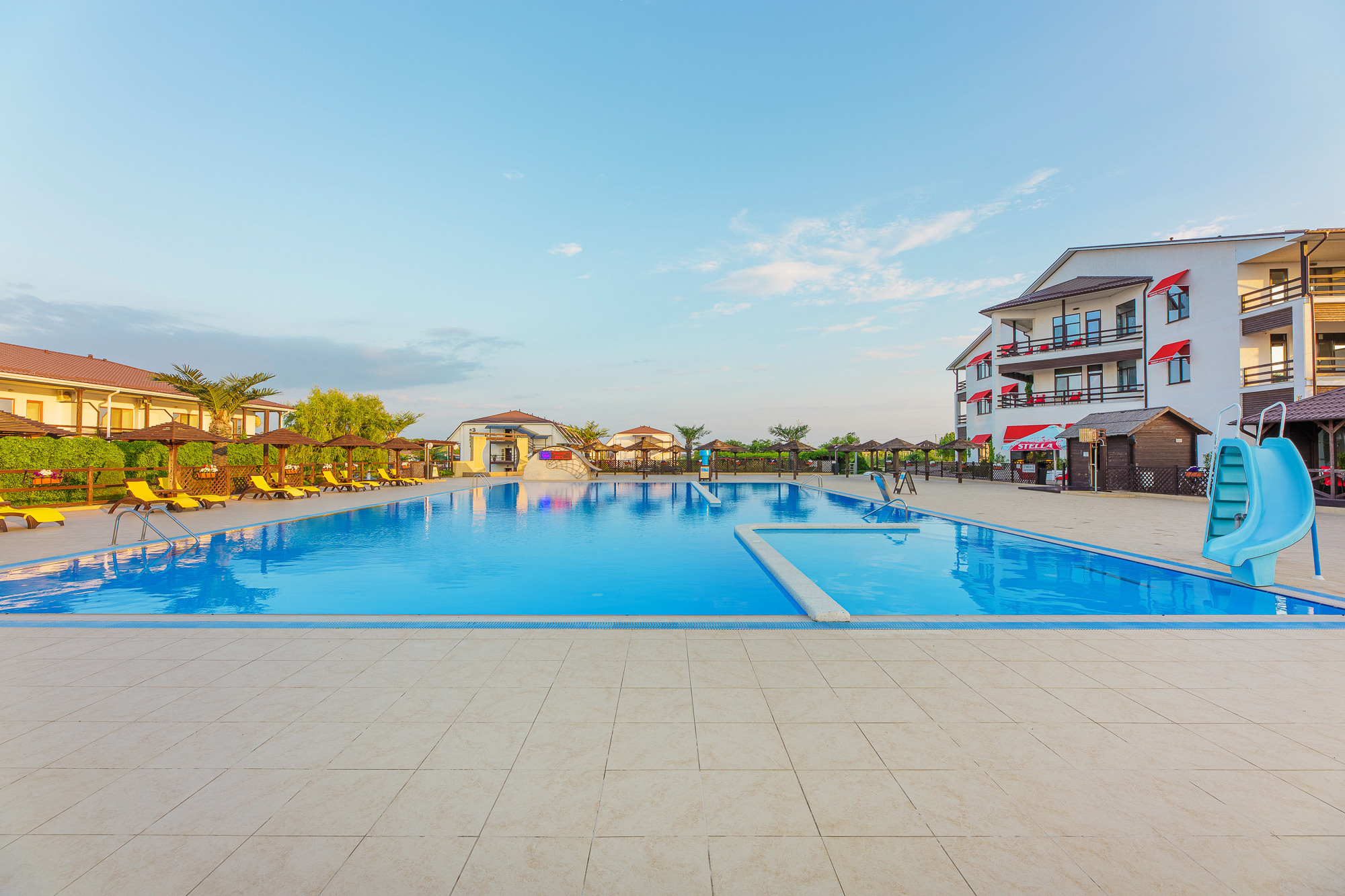 Renatphoto-Экстерьерная фотосессия территории отеля. Профессиональная фотосъёмка интерьеров, предметная фотосессия еды для меню г. Анапа