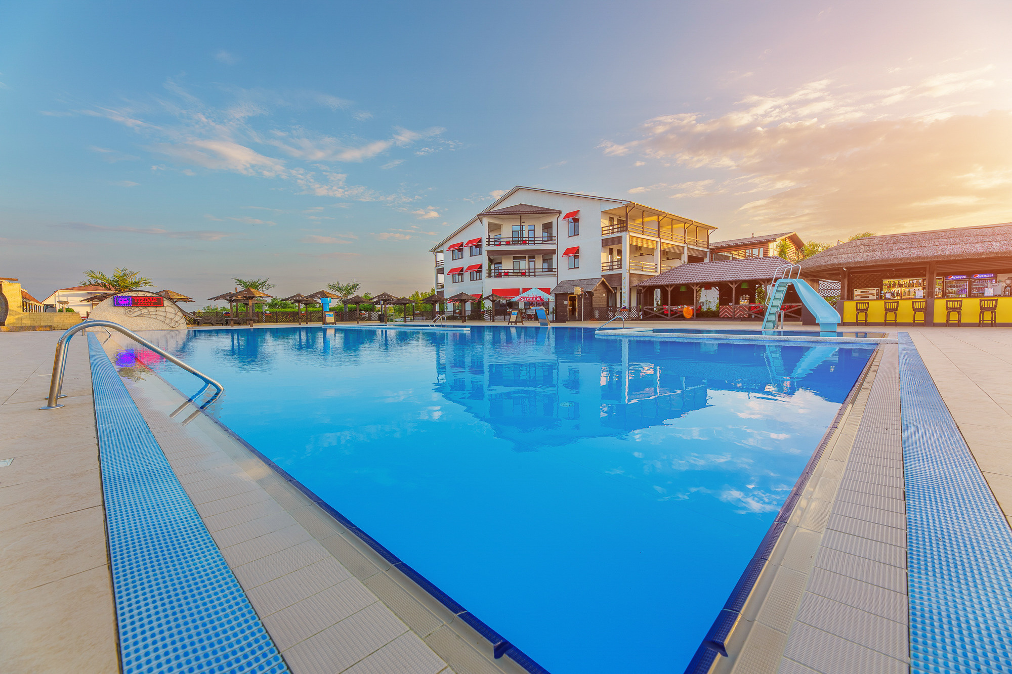 Renatphoto-Экстерьерная фотосессия территории отеля. Профессиональная фотосъёмка интерьеров, предметная фотосессия еды для меню г. Анапа