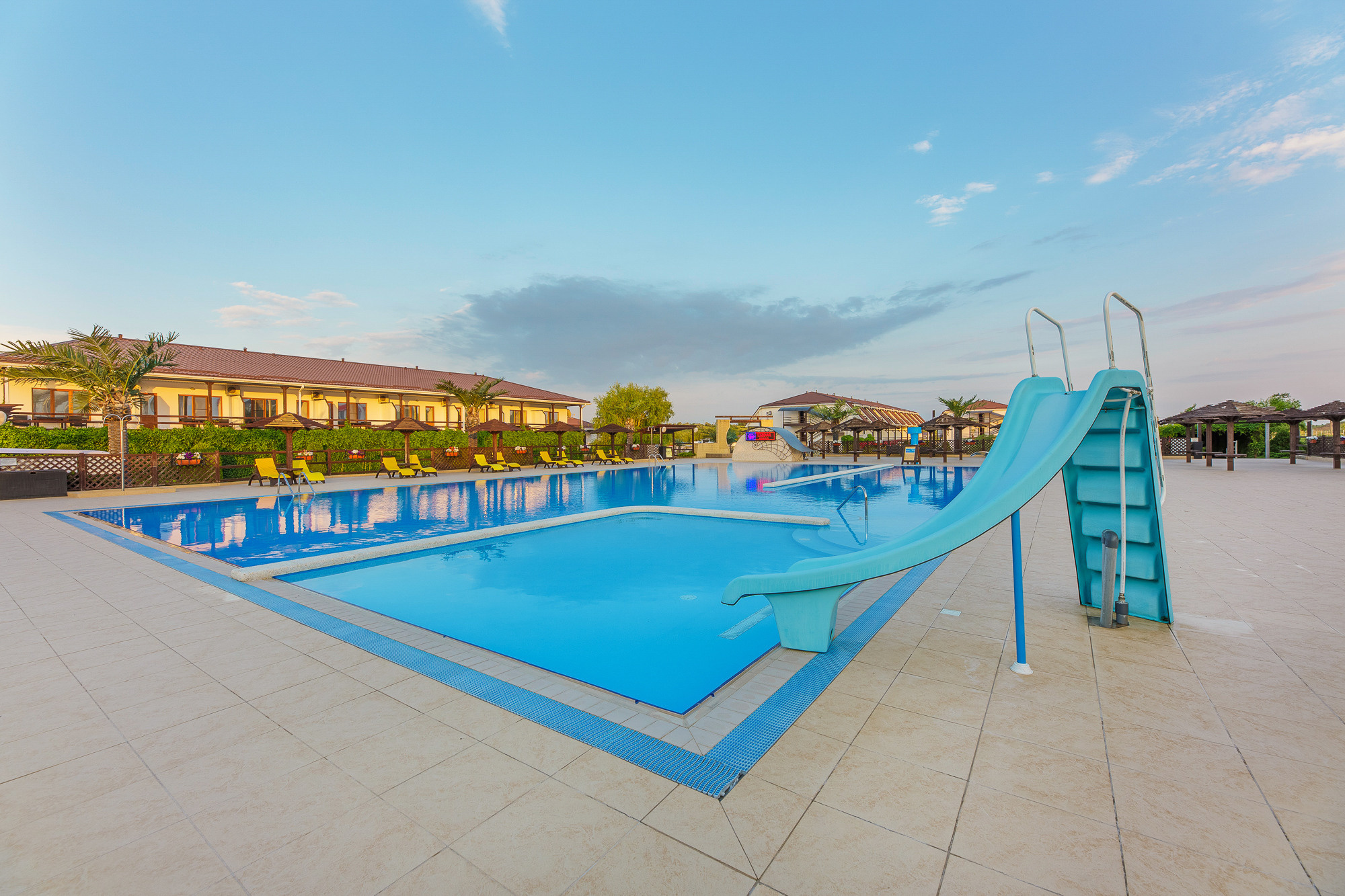 Renatphoto-Экстерьерная фотосессия территории отеля. Профессиональная фотосъёмка интерьеров, предметная фотосессия еды для меню г. Анапа