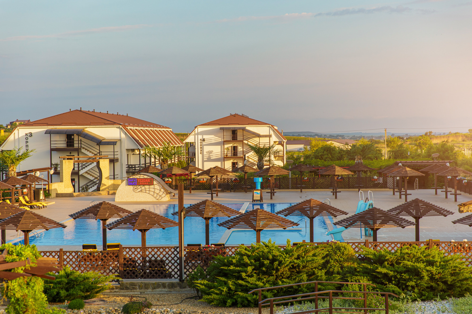 Renatphoto-Экстерьерная фотосессия территории отеля. Профессиональная фотосъёмка интерьеров, предметная фотосессия еды для меню г. Анапа