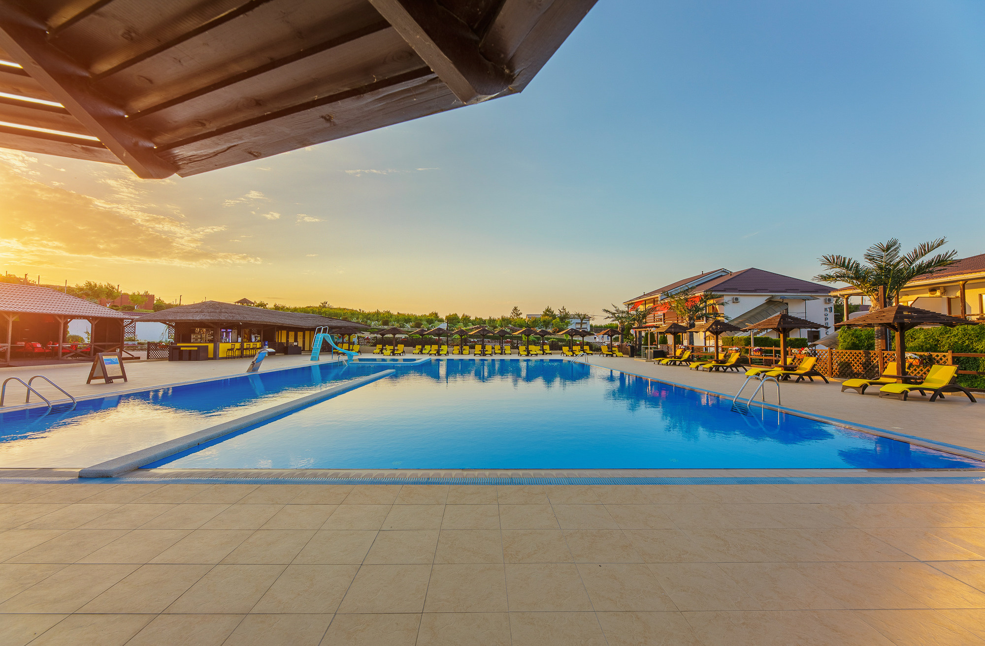 Renatphoto-Экстерьерная фотосессия территории отеля. Профессиональная фотосъёмка интерьеров, предметная фотосессия еды для меню г. Анапа