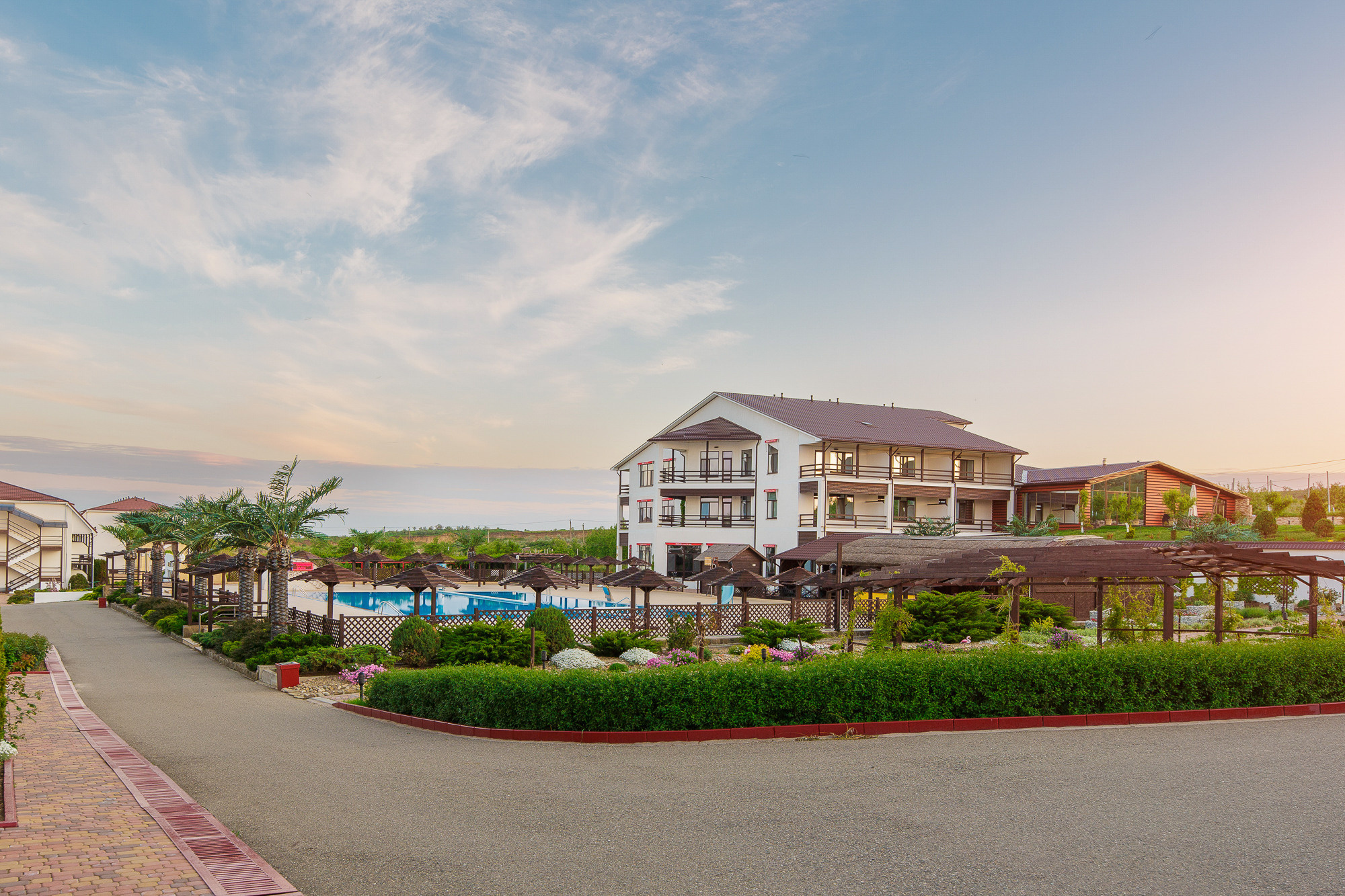 Renatphoto-Экстерьерная фотосессия территории отеля. Профессиональная фотосъёмка интерьеров, предметная фотосессия еды для меню г. Анапа