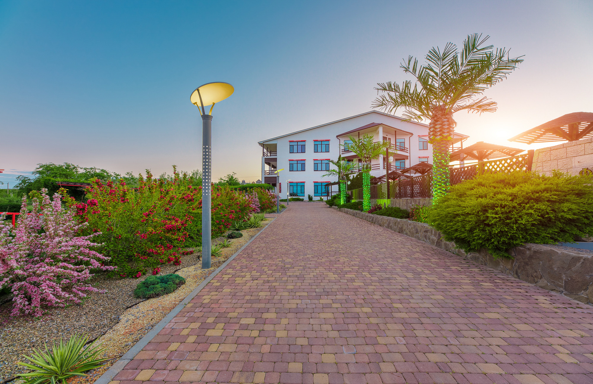 Renatphoto-Экстерьерная фотосессия территории отеля. Профессиональная фотосъёмка интерьеров, предметная фотосессия еды для меню г. Анапа