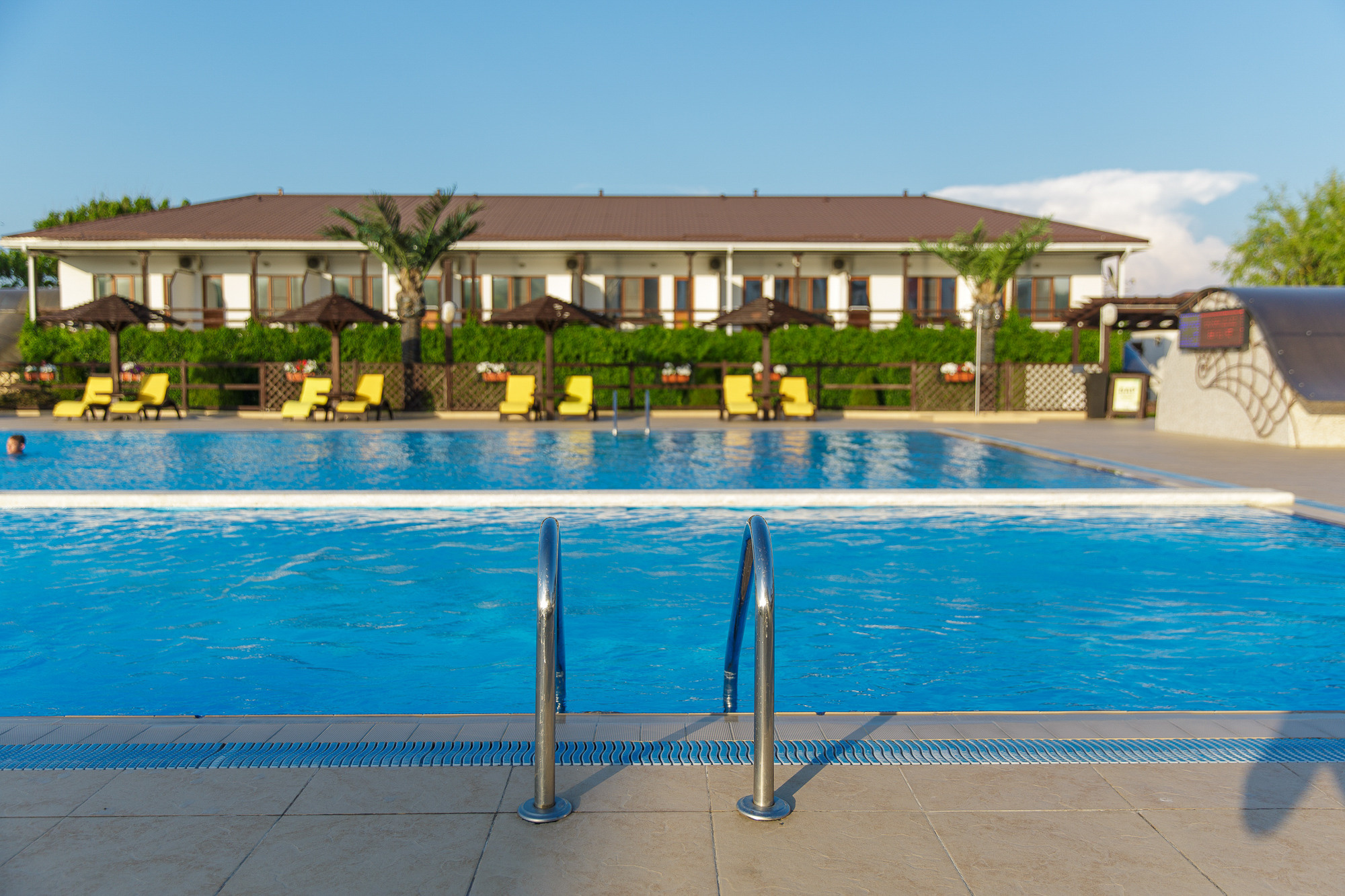 Renatphoto-Экстерьерная фотосессия территории отеля. Профессиональная фотосъёмка интерьеров, предметная фотосессия еды для меню г. Анапа