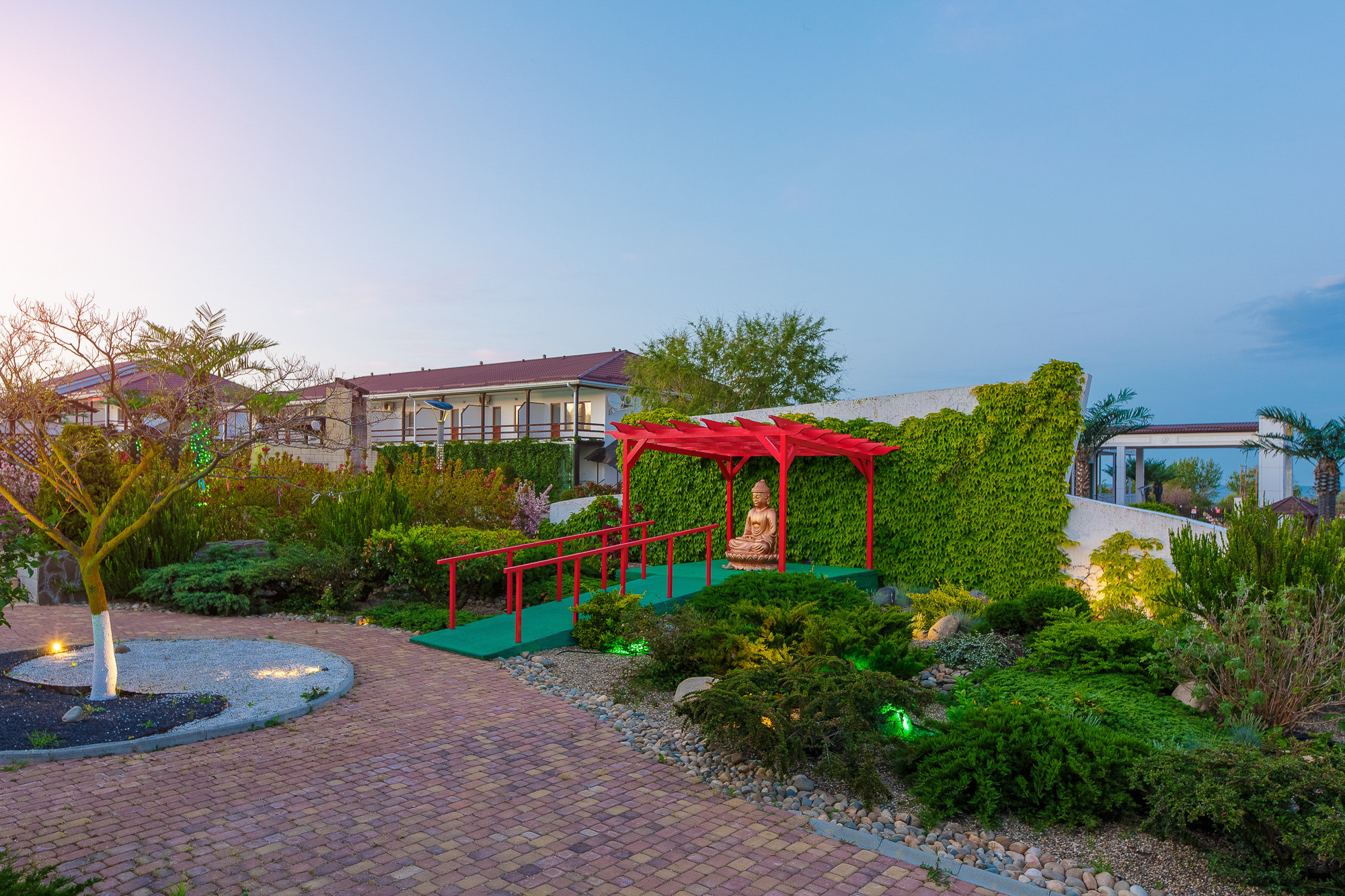 Renatphoto-Экстерьерная фотосессия территории отеля. Профессиональная фотосъёмка интерьеров, предметная фотосессия еды для меню г. Анапа