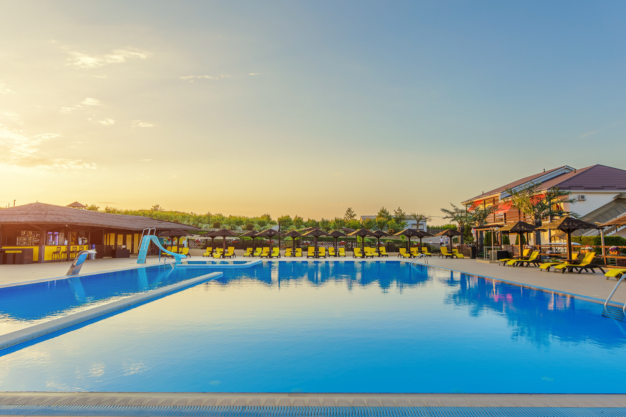 Renatphoto-Экстерьерная фотосессия территории отеля. Профессиональная фотосъёмка интерьеров, предметная фотосессия еды для меню г. Анапа