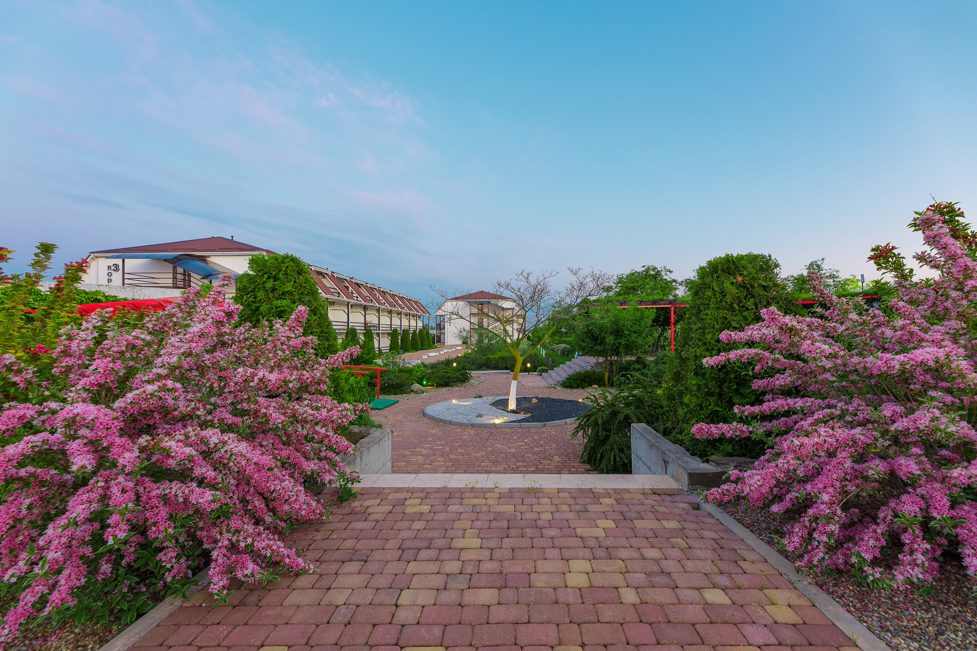 Renatphoto-Экстерьерная фотосессия территории отеля. Профессиональная фотосъёмка интерьеров, предметная фотосессия еды для меню г. Анапа