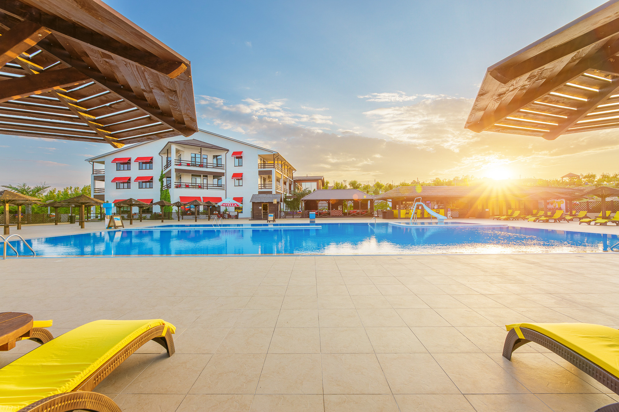 Renatphoto-Экстерьерная фотосессия территории отеля. Профессиональная фотосъёмка интерьеров, предметная фотосессия еды для меню г. Анапа