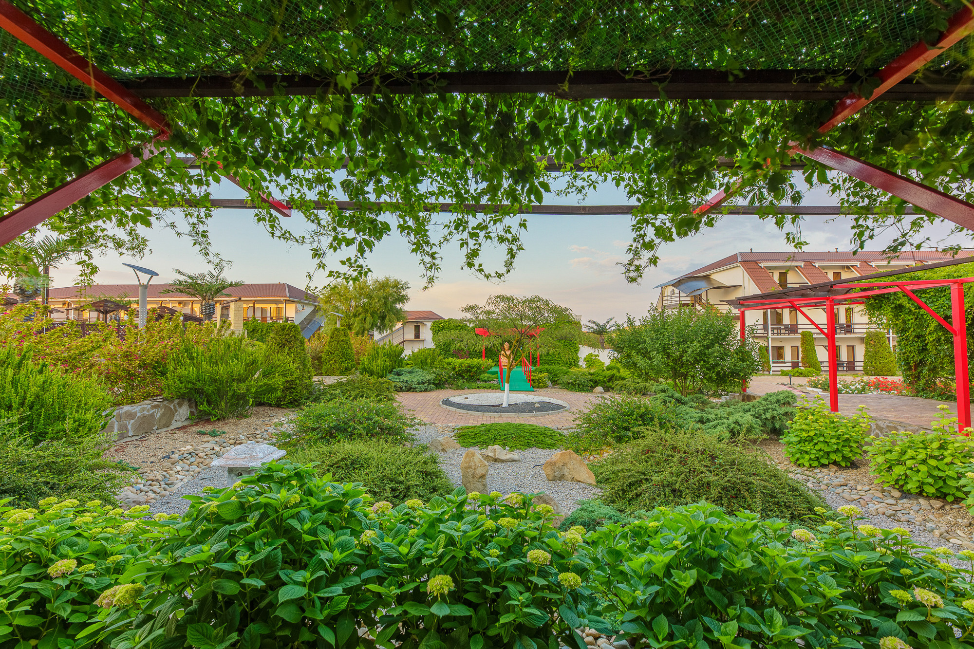 Renatphoto-Экстерьерная фотосессия территории отеля. Профессиональная фотосъёмка интерьеров, предметная фотосессия еды для меню г. Анапа