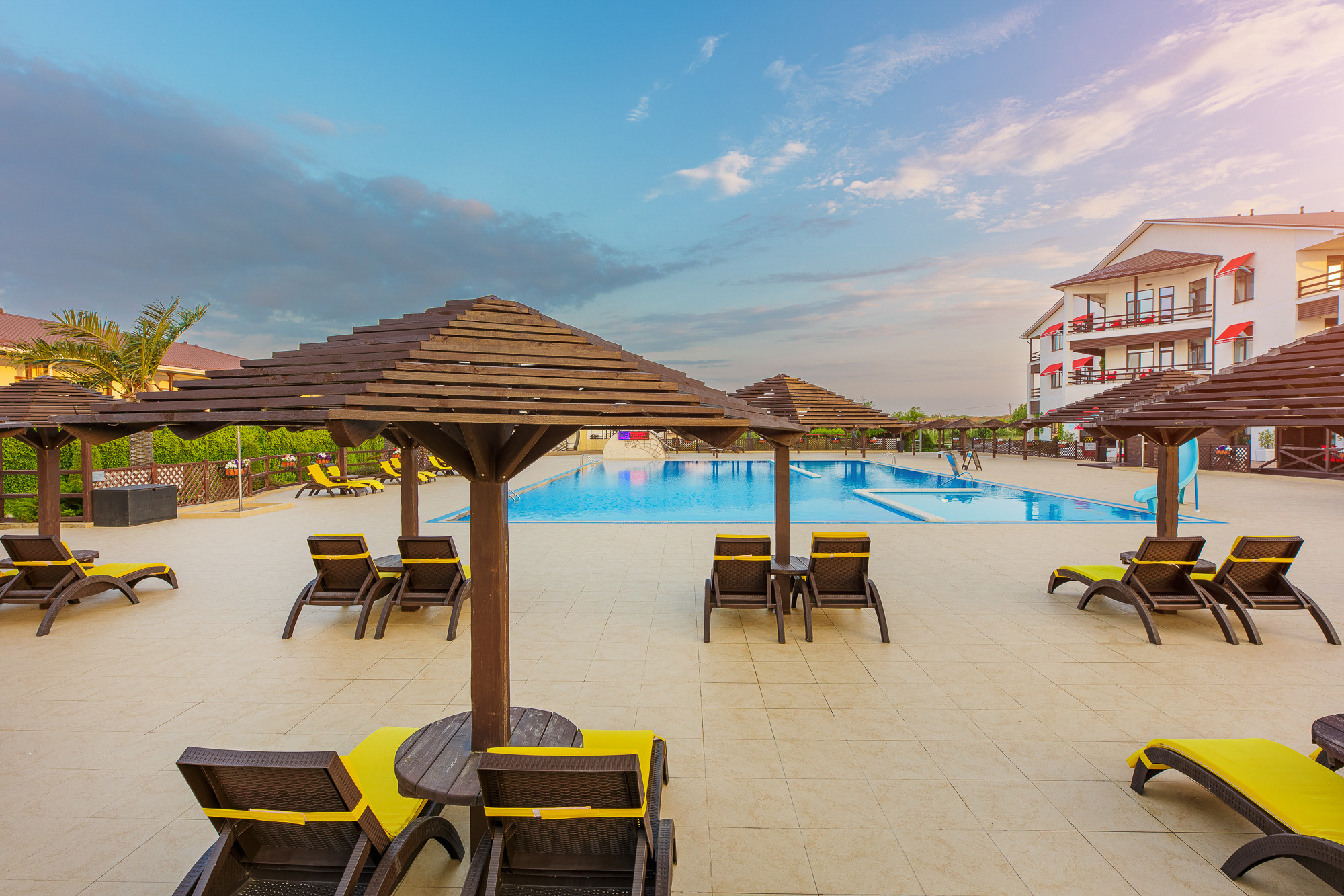 Renatphoto-Экстерьерная фотосессия территории отеля. Профессиональная фотосъёмка интерьеров, предметная фотосессия еды для меню г. Анапа