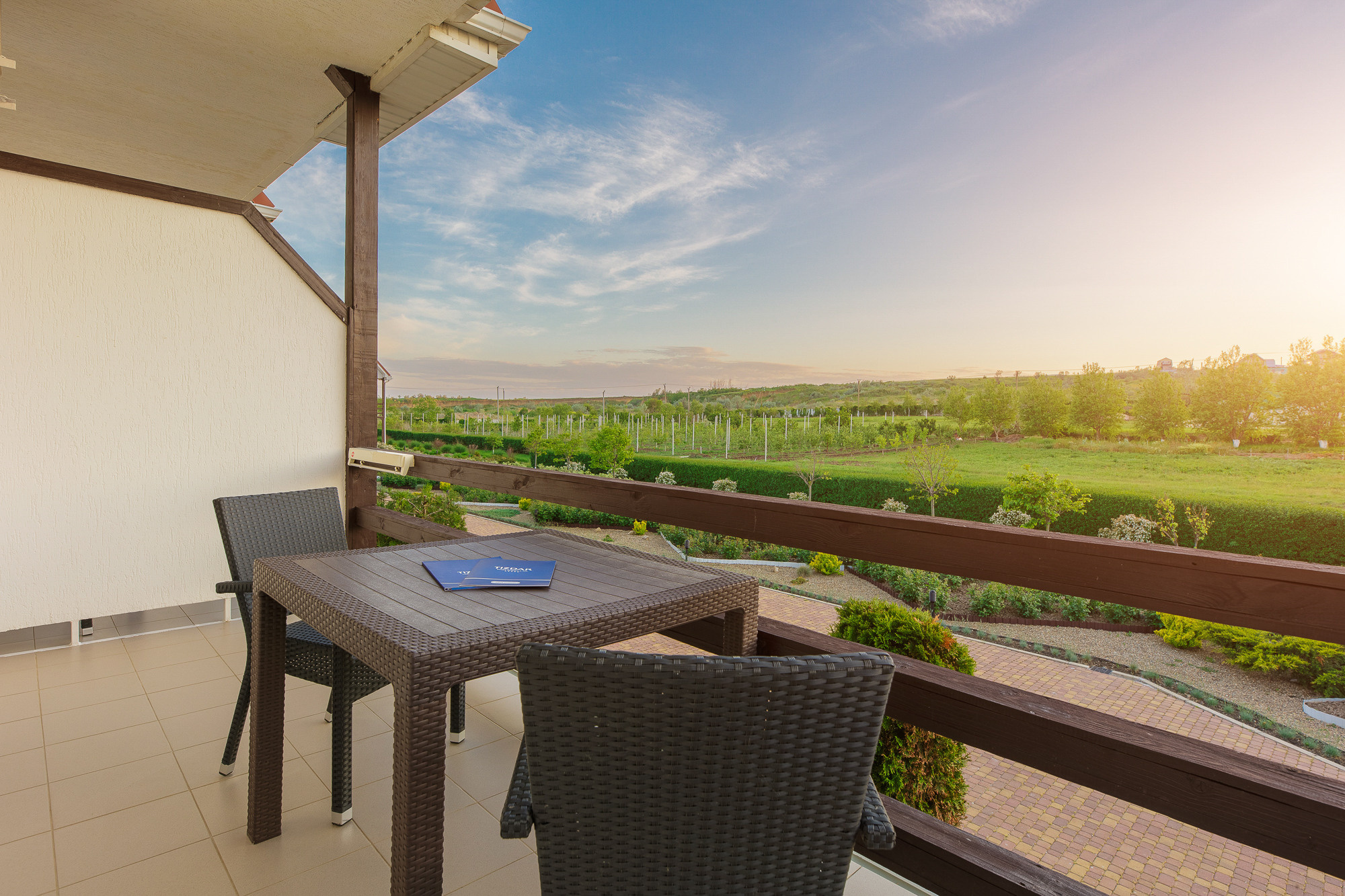 Renatphoto-Экстерьерная фотосессия территории отеля. Профессиональная фотосъёмка интерьеров, предметная фотосессия еды для меню г. Анапа