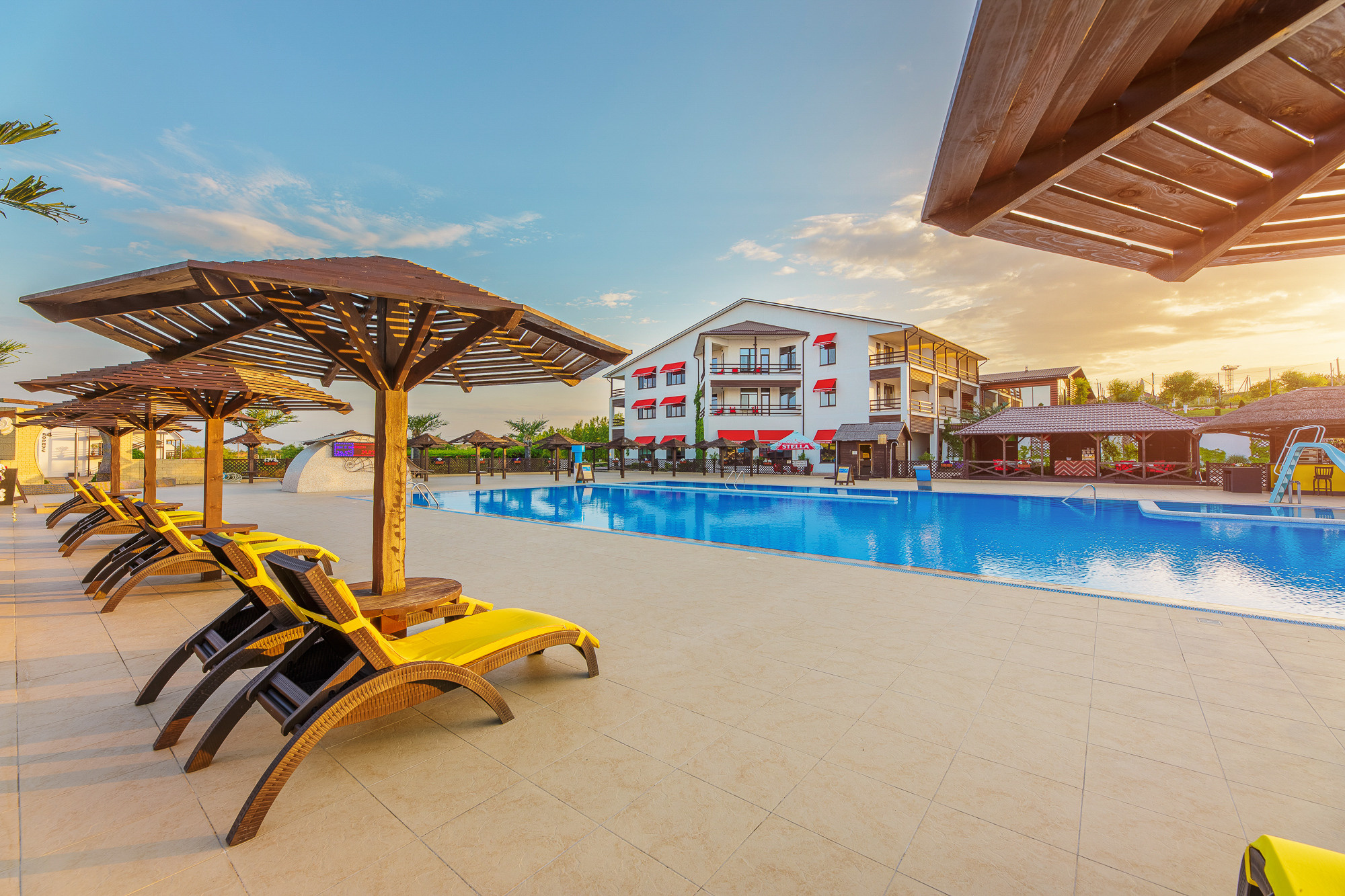 Renatphoto-Экстерьерная фотосессия территории отеля. Профессиональная фотосъёмка интерьеров, предметная фотосессия еды для меню г. Анапа