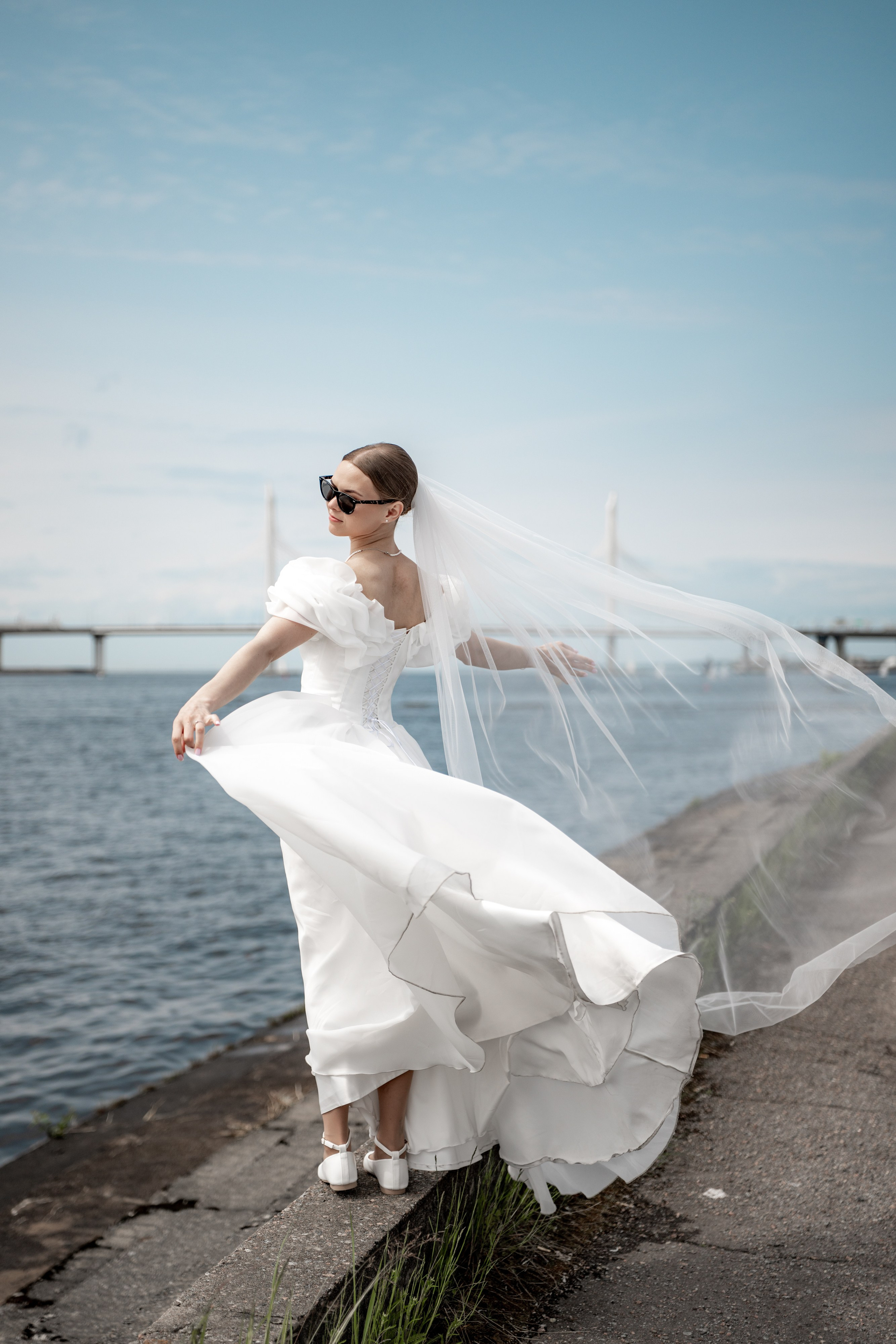 Красивые места для свадебной фотосессии летом в Санкт-Петербурге. Свадебный фотограф Александр Невский в Санкт-Петербурге