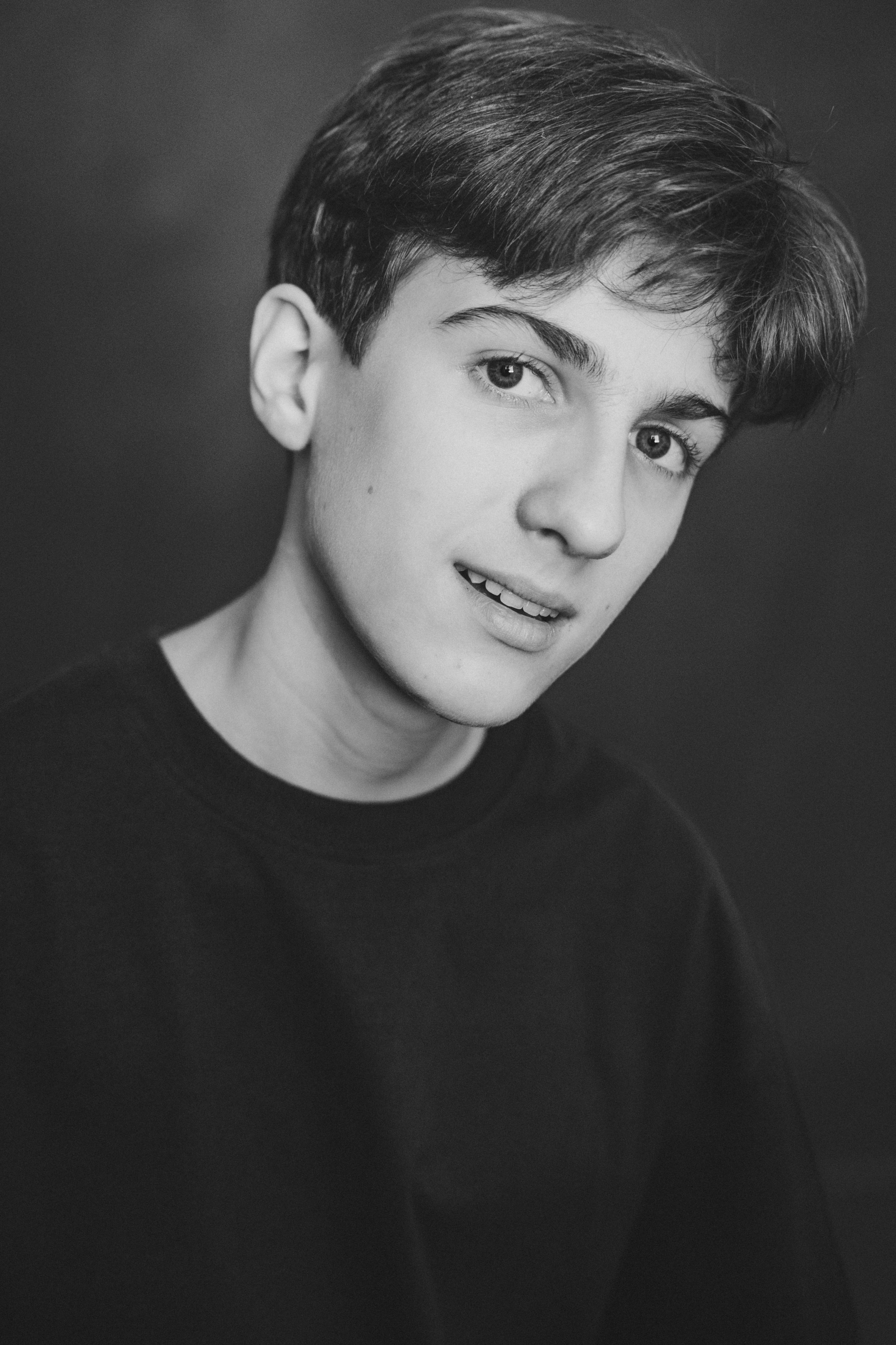 АРТЁМ. Я фотограф из Москвы к Вашим услугам